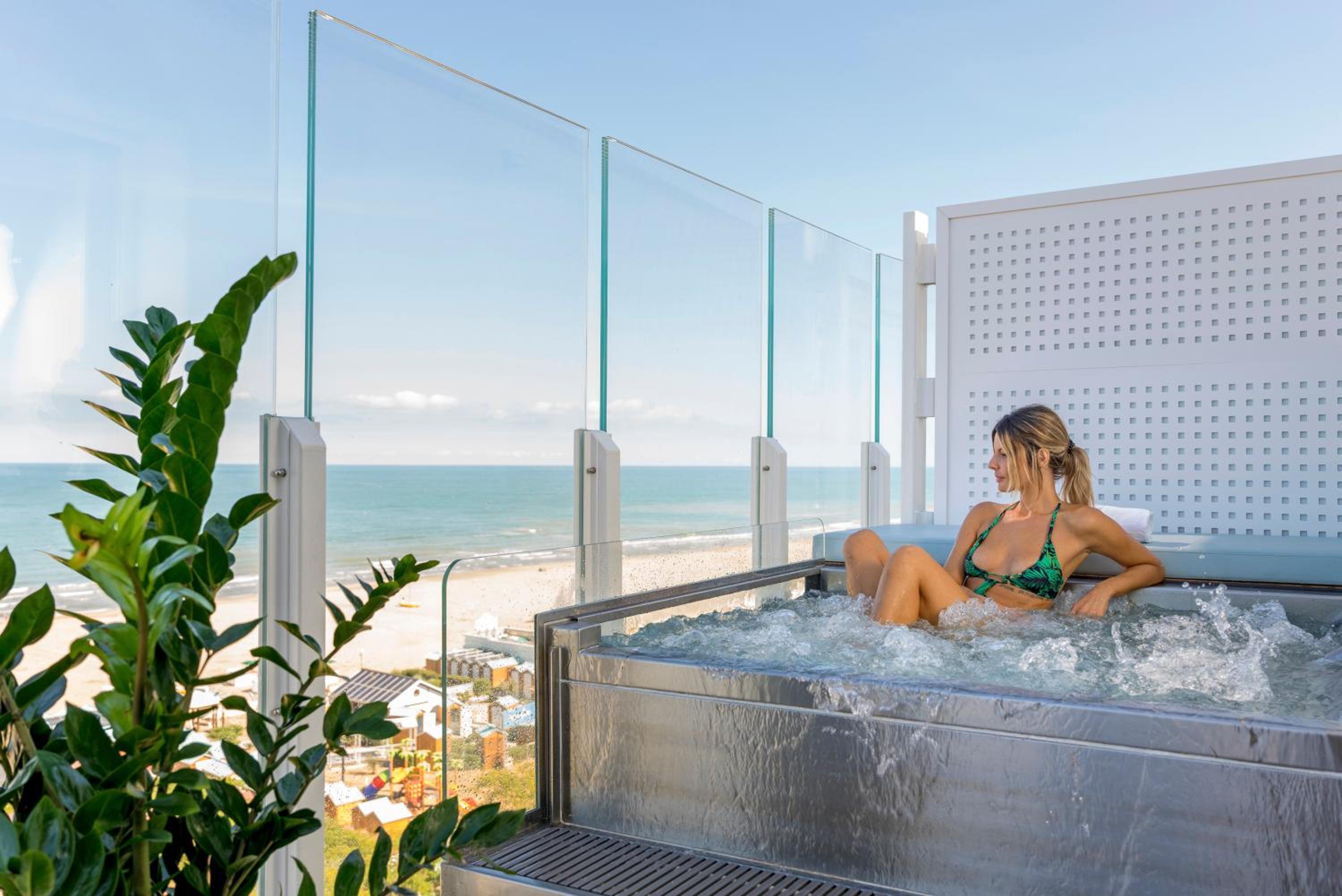 Deluxe Suite with Spa Bath - Photo 9