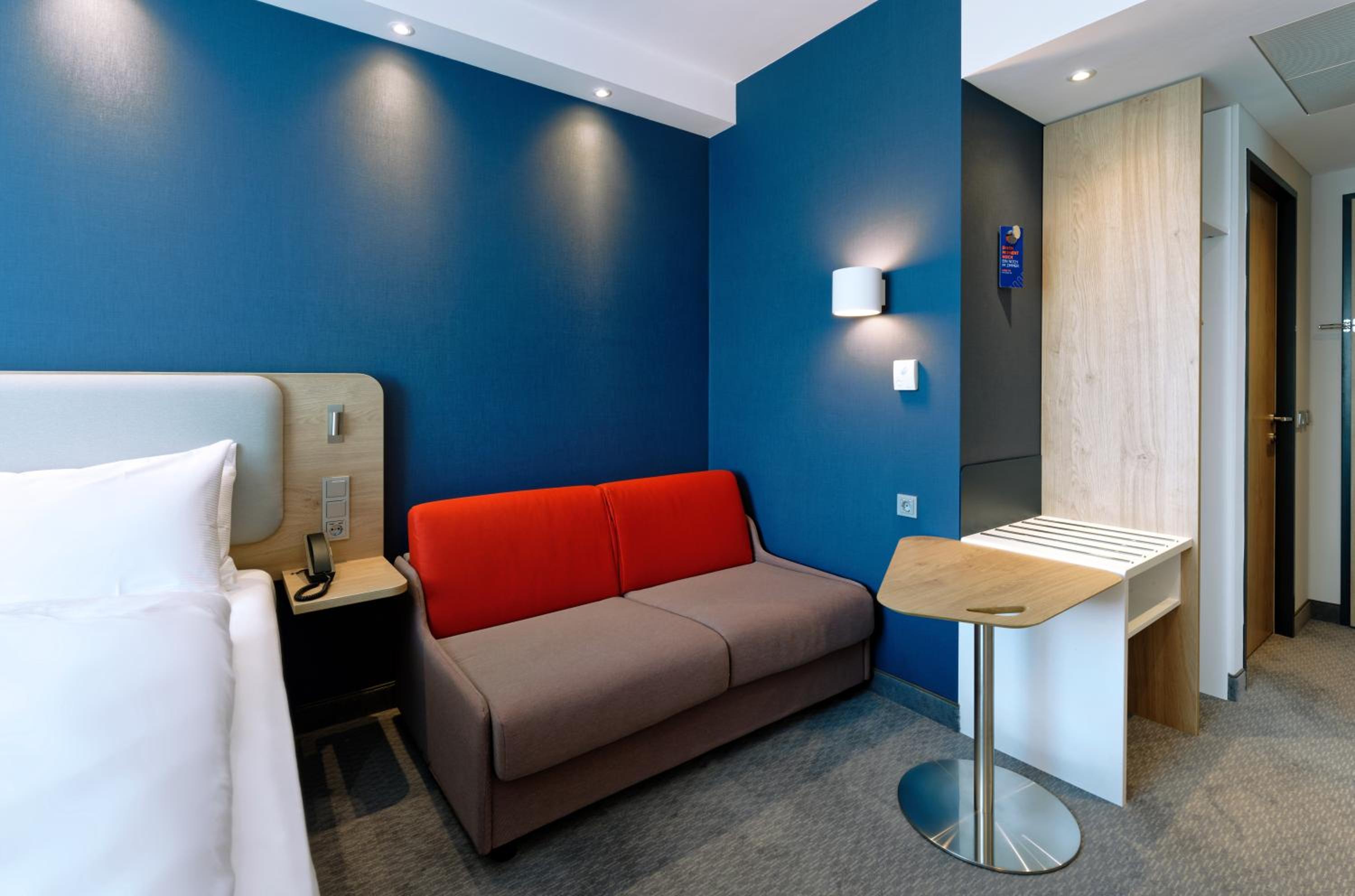 Standard Room with Free Breakfast - Photo 2