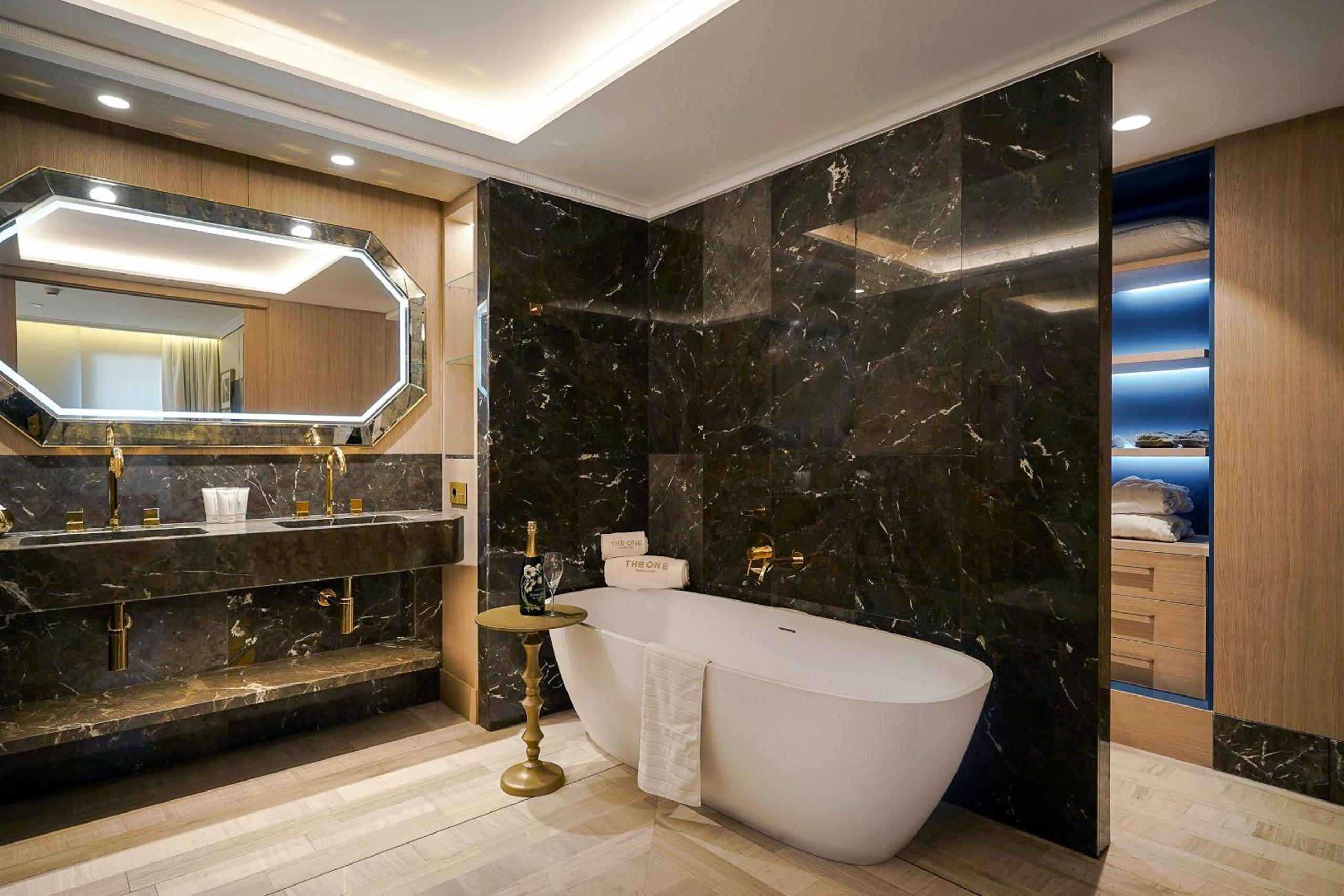 Suite with City View thumbnail 6