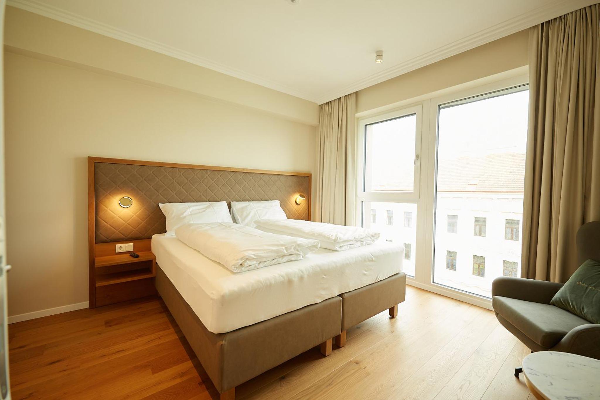 Large One-Bedroom Apartment with Balcony or Terrace