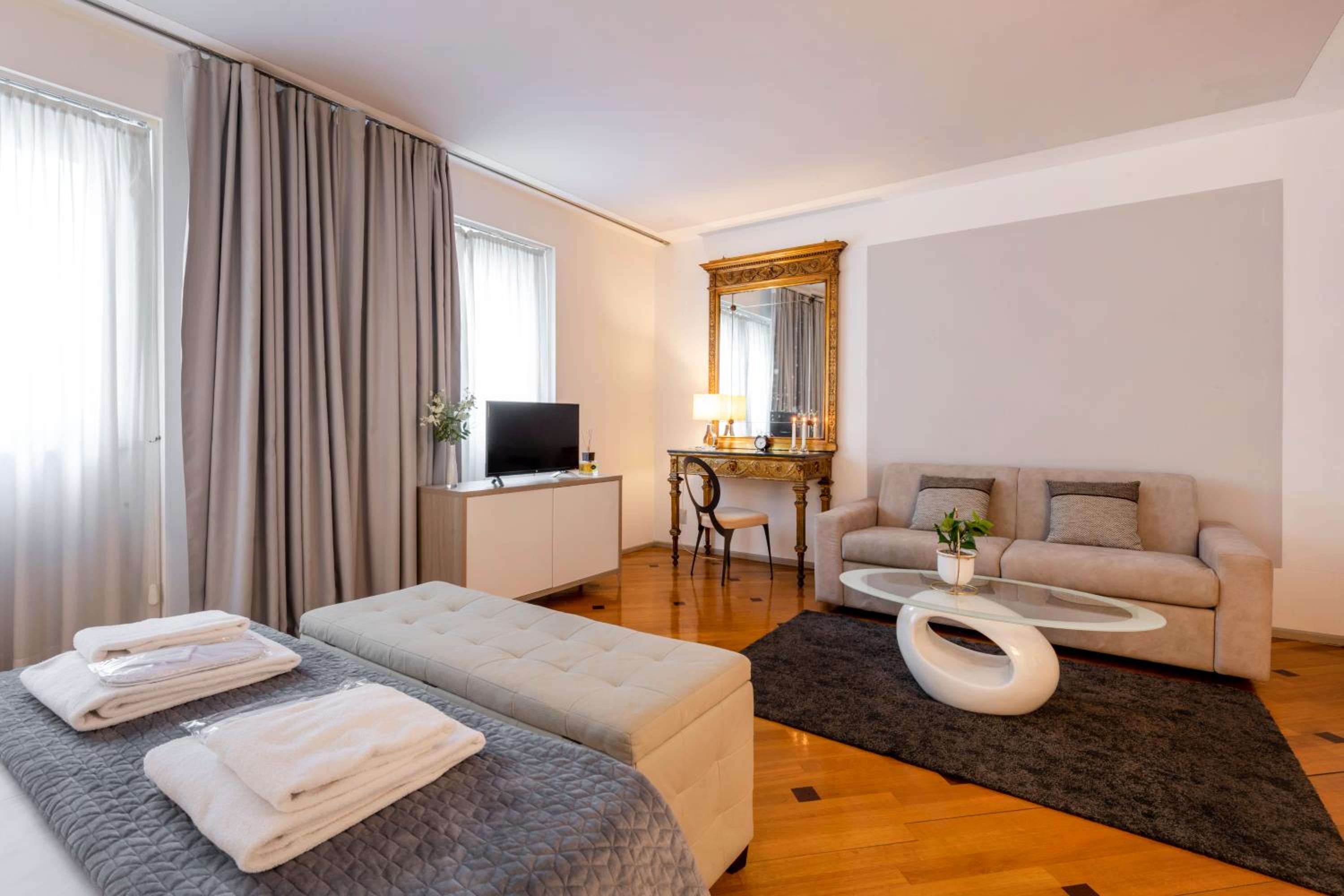 One-Bedroom Apartment - Via Romagnosi 4 A