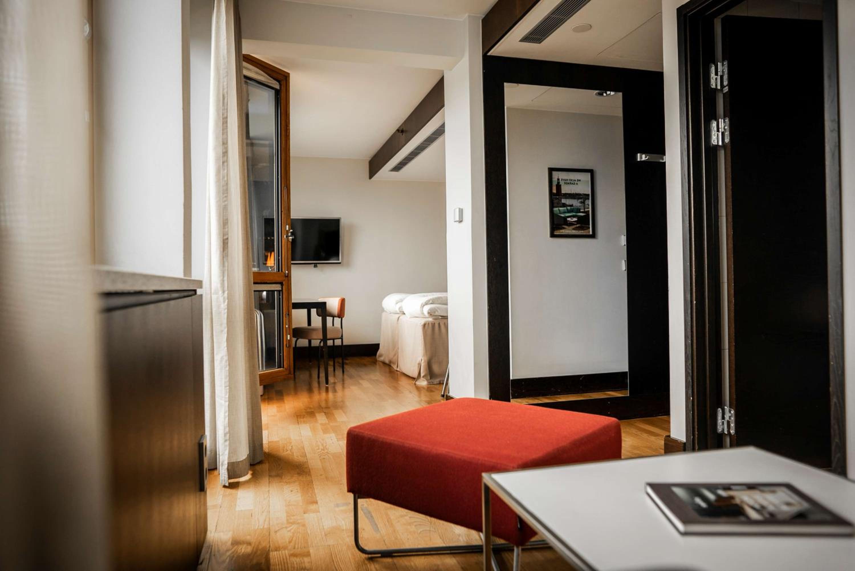 Superior Twin Room thumbnail 6