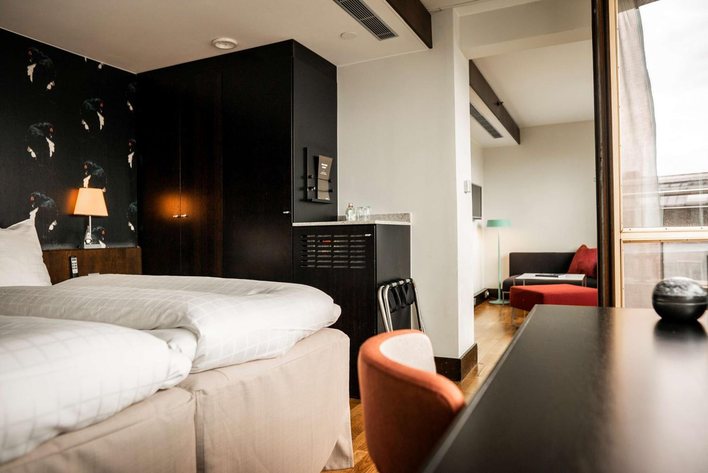 Superior Twin Room thumbnail 5