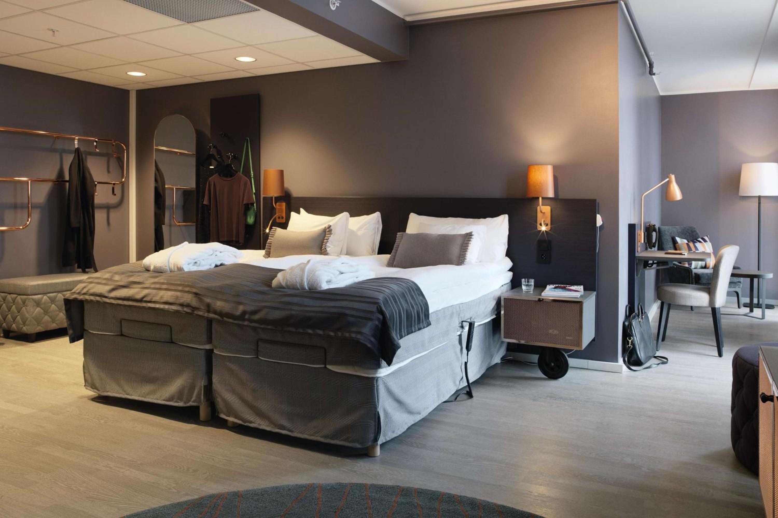 Junior Suite with City View thumbnail 5