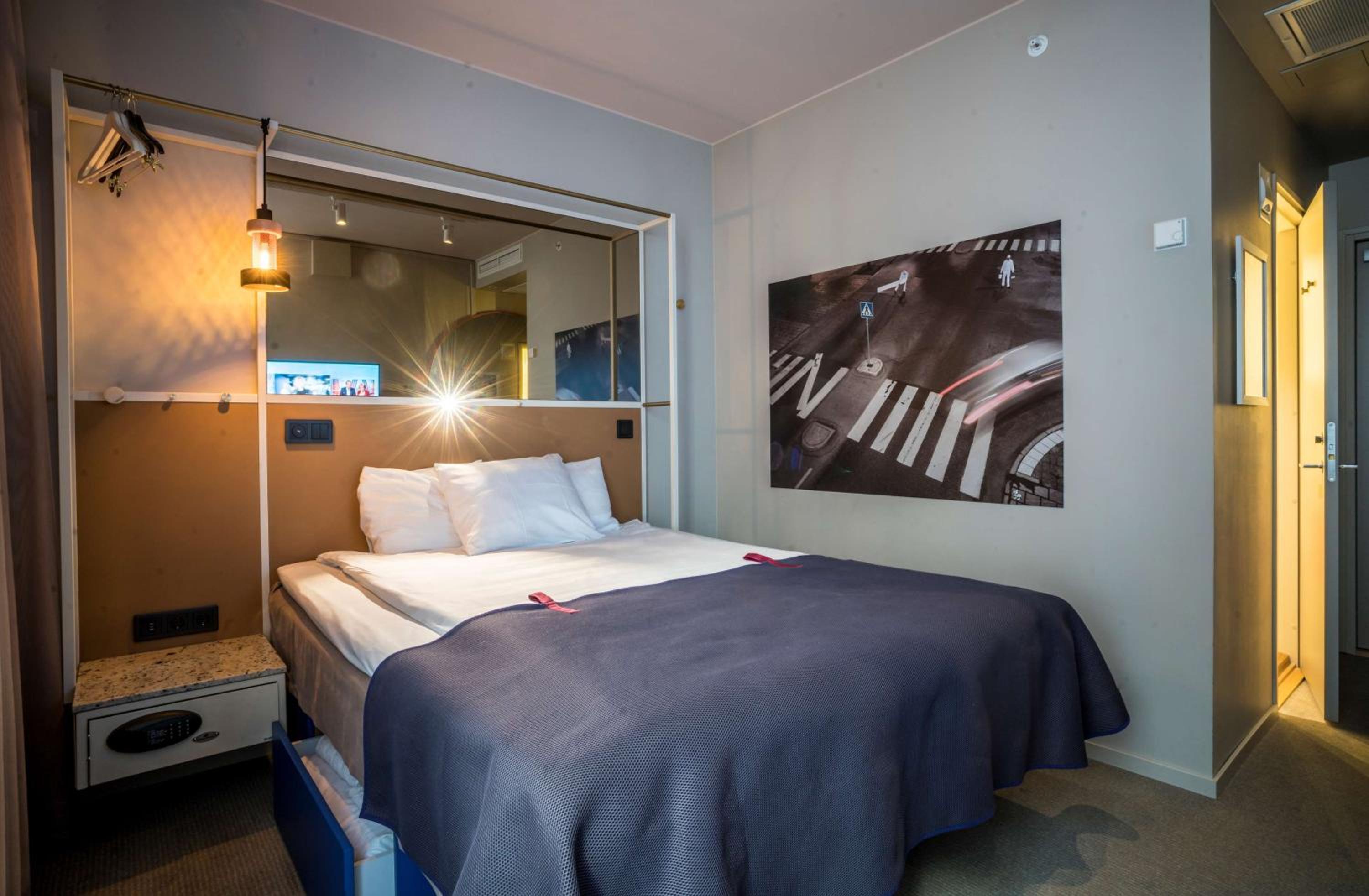 Standard Double Room thumbnail 5