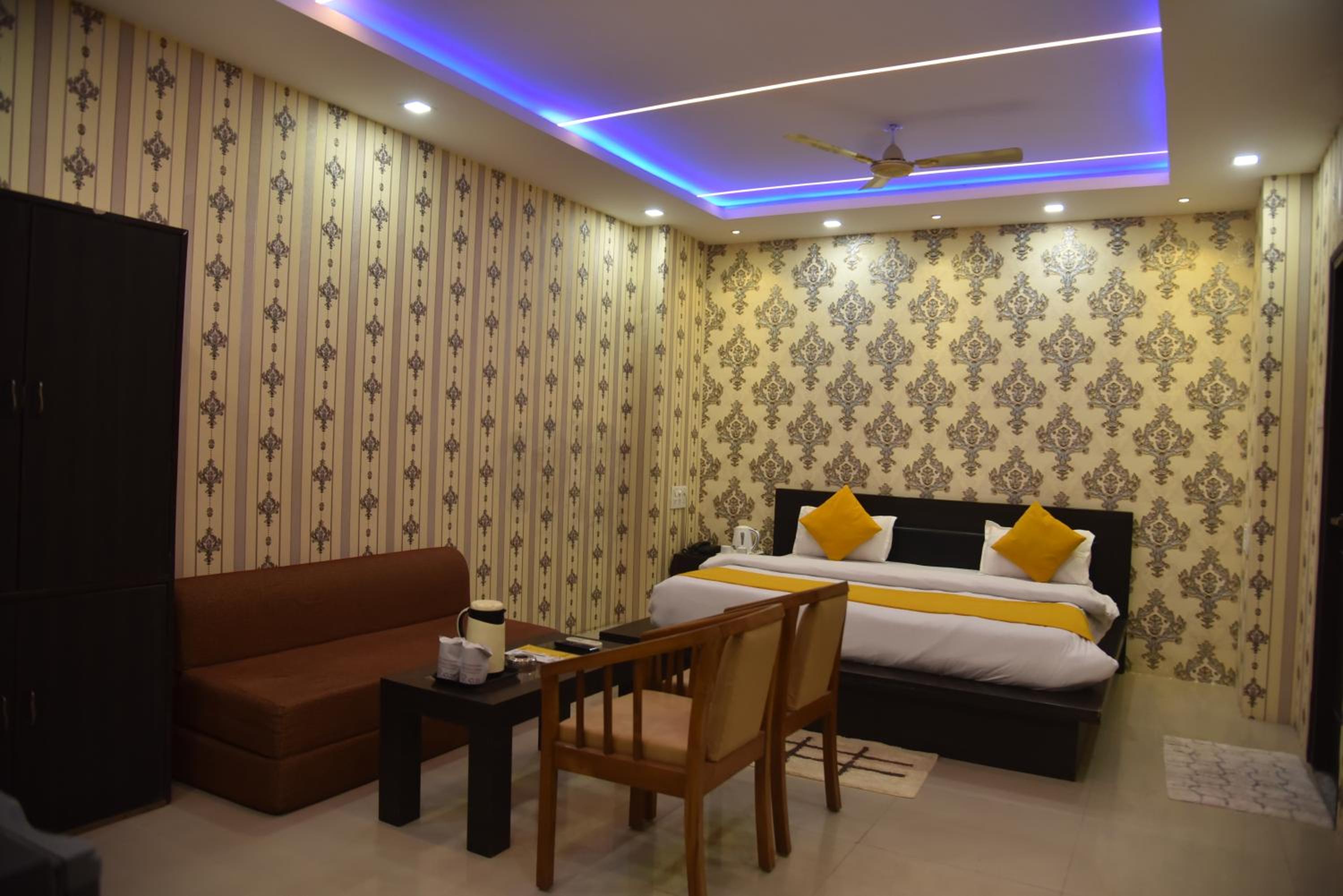 Suite - Photo 10