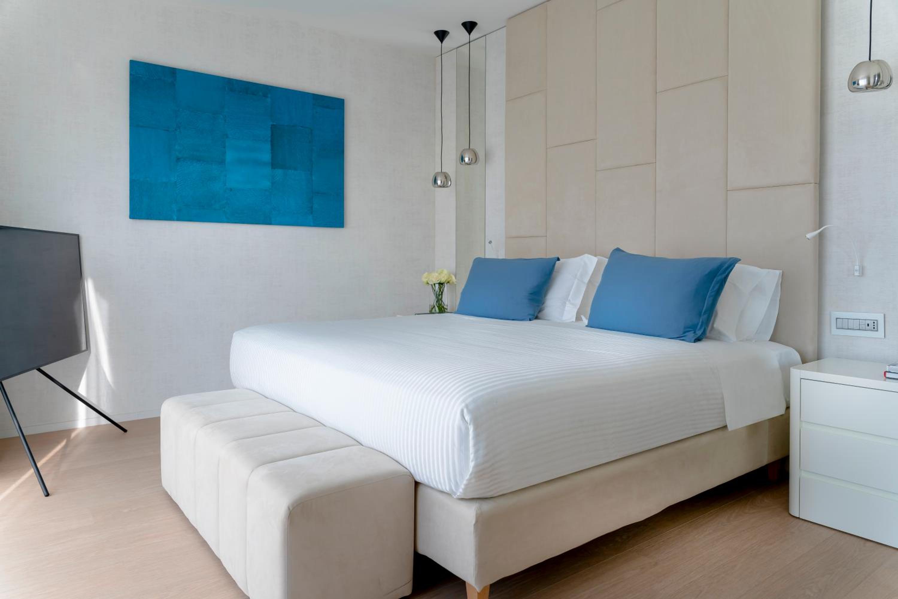 Deluxe Queen Suite - Photo 1