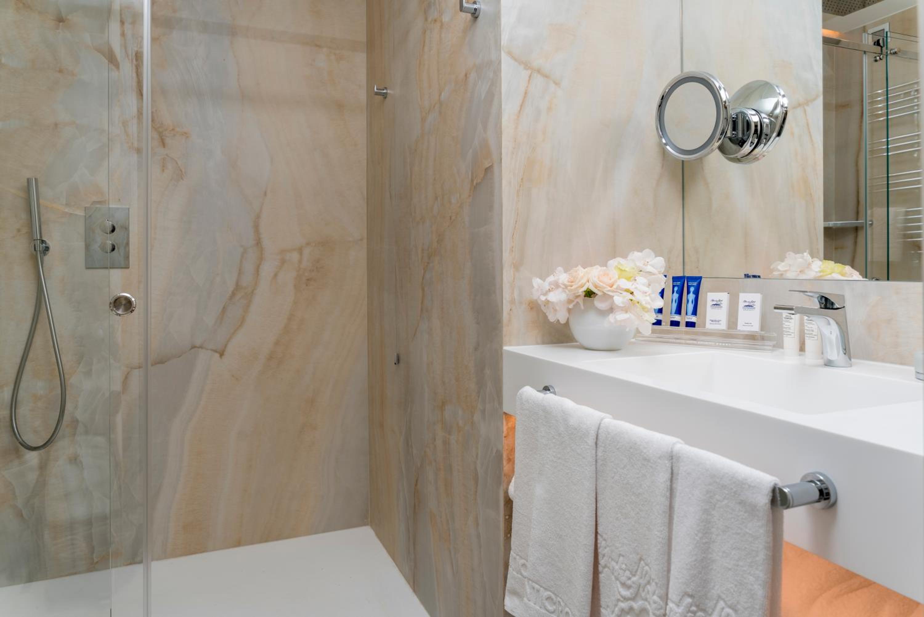 Deluxe Queen Suite - Photo 9