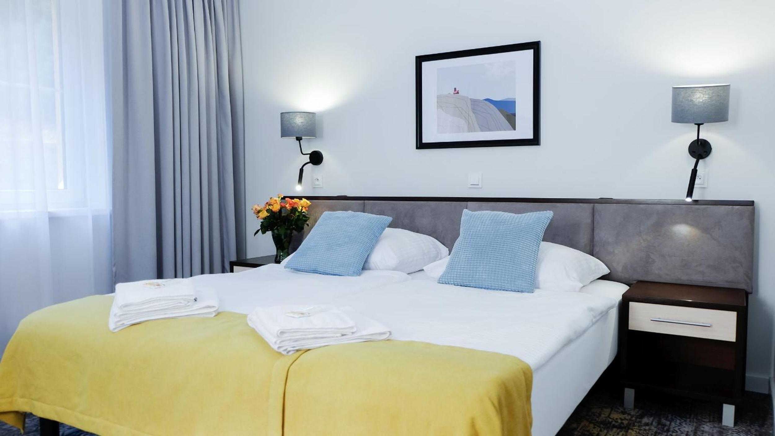 Deluxe Twin Room with Mountain View - Photo 3