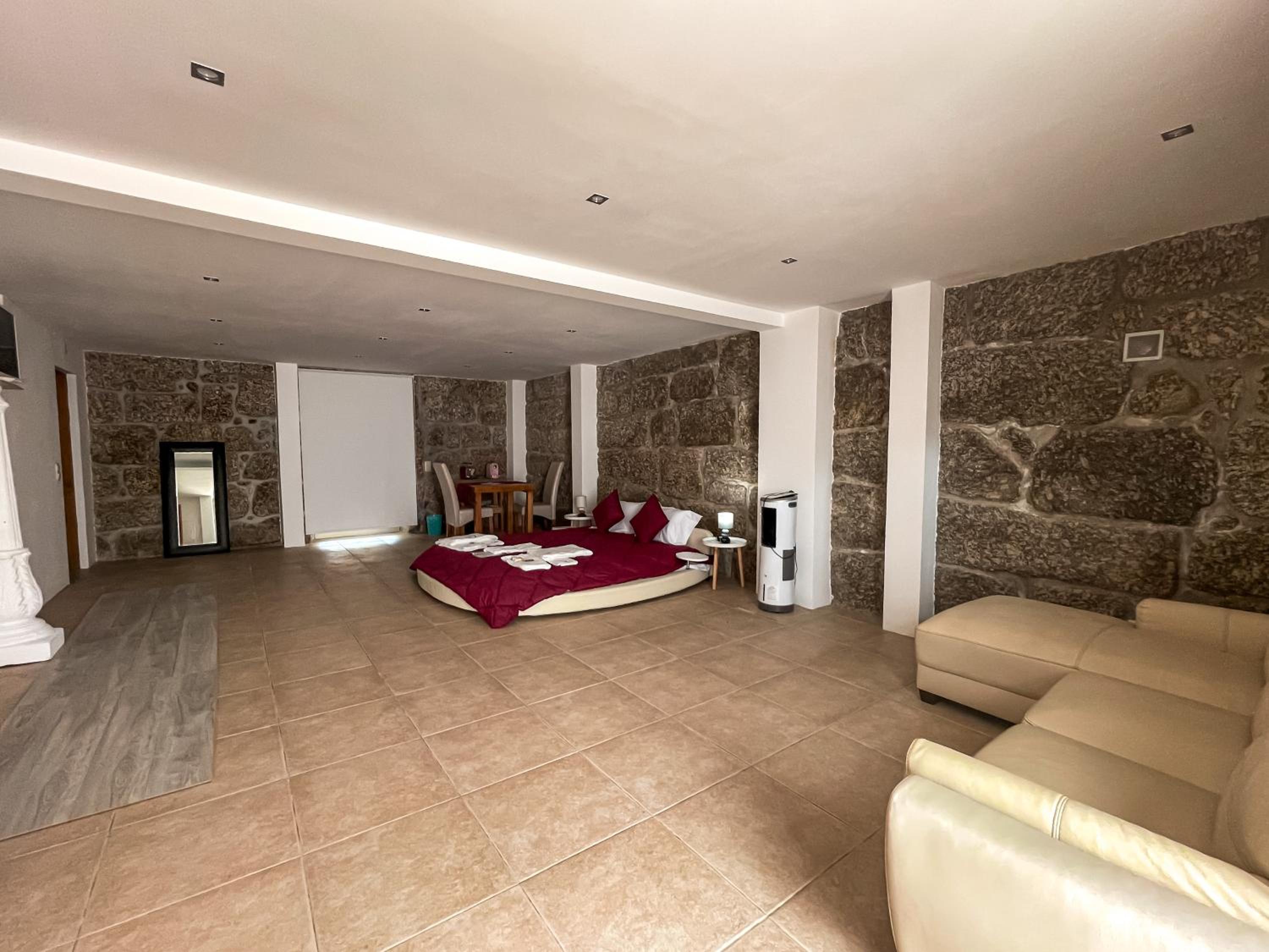 Deluxe Double Room with Shower - Photo 5