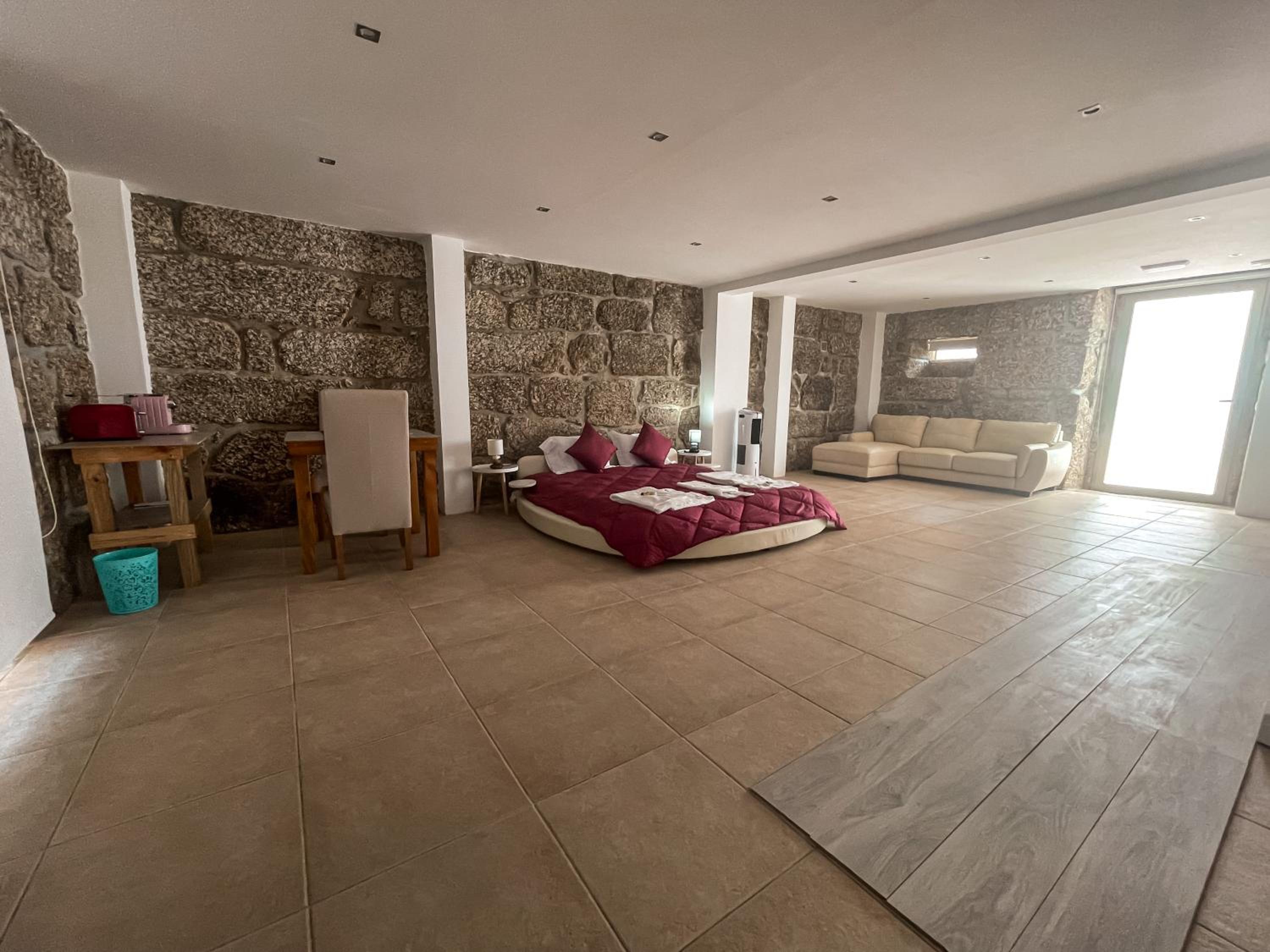 Deluxe Double Room with Shower - Photo 3