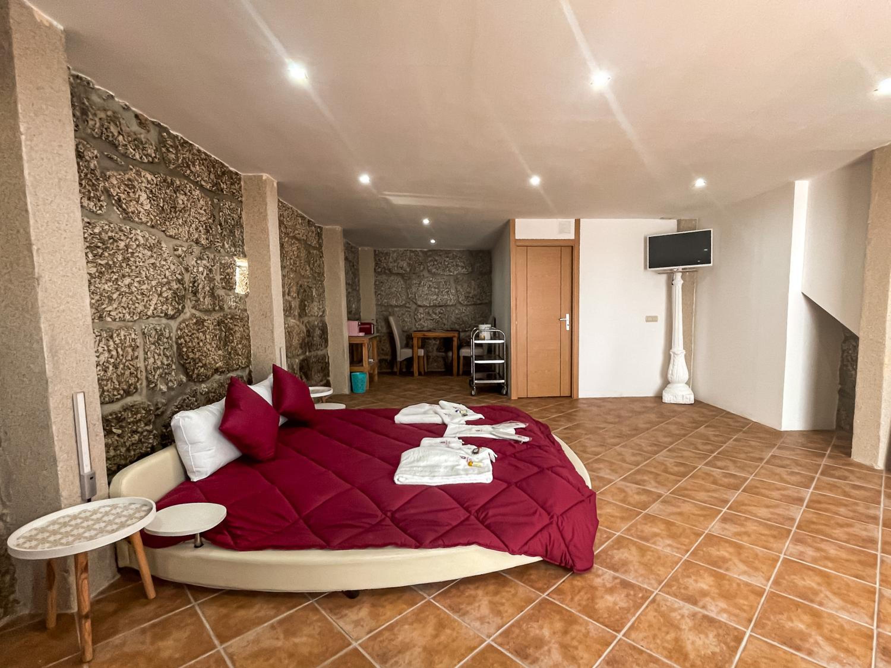 Deluxe Double Room with Shower - Photo 6