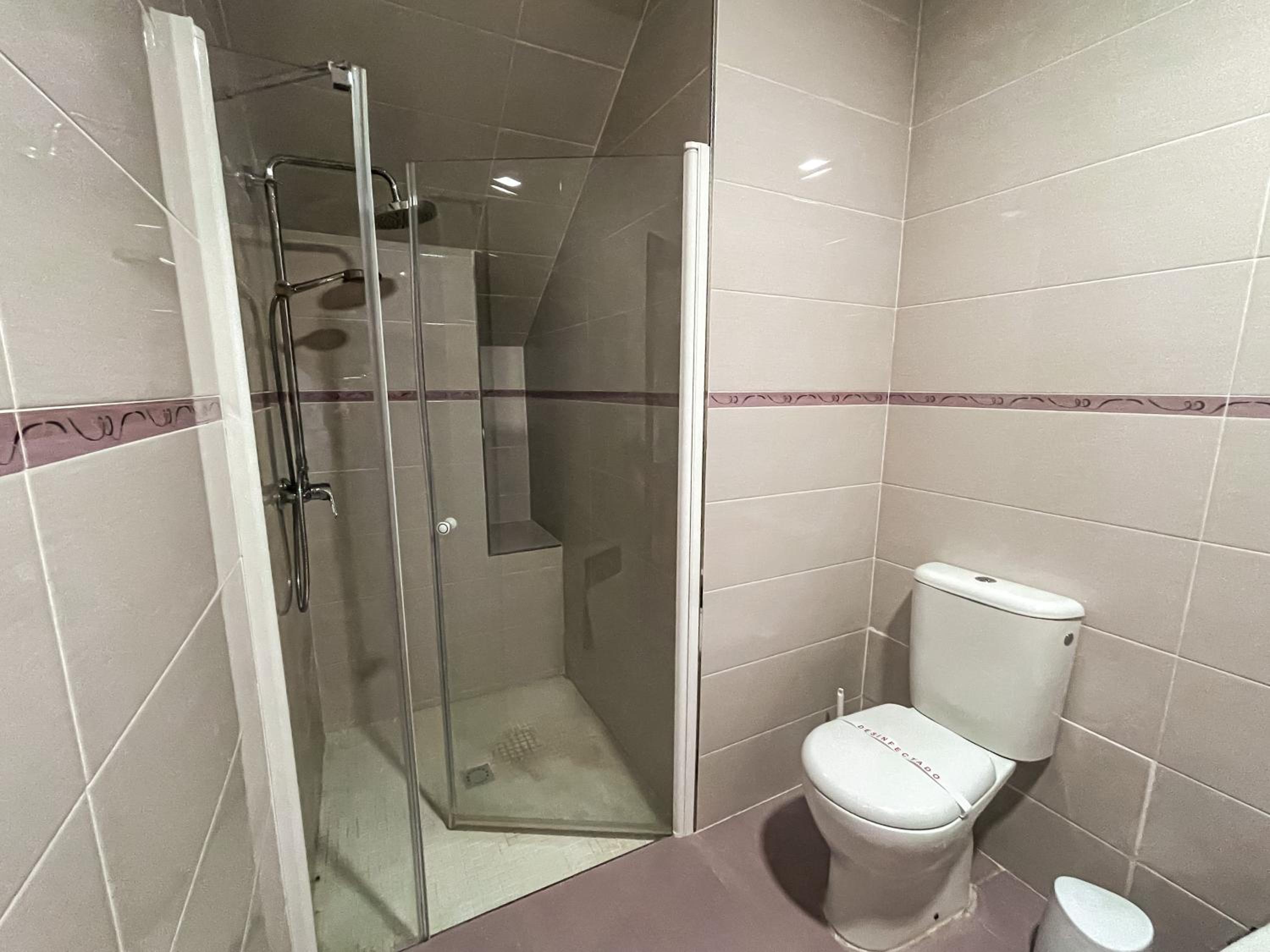 Deluxe Double Room with Shower - Photo 7