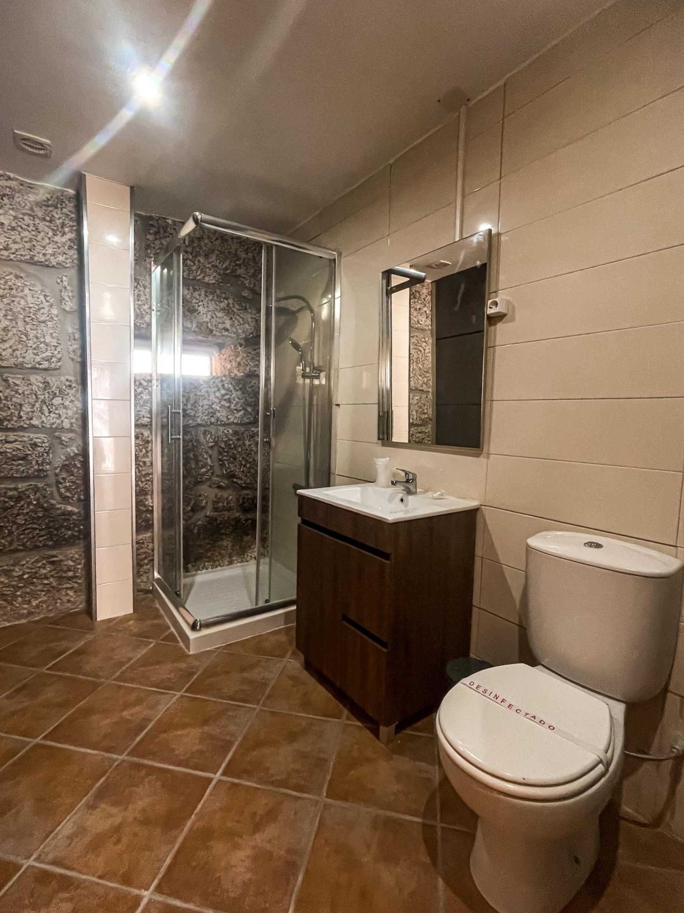 Deluxe Double Room with Shower - Photo 8
