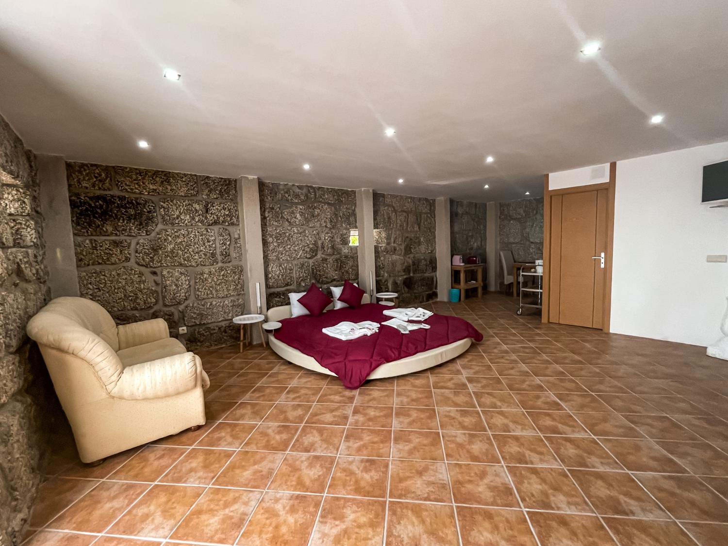 Deluxe Double Room with Shower - Photo 9