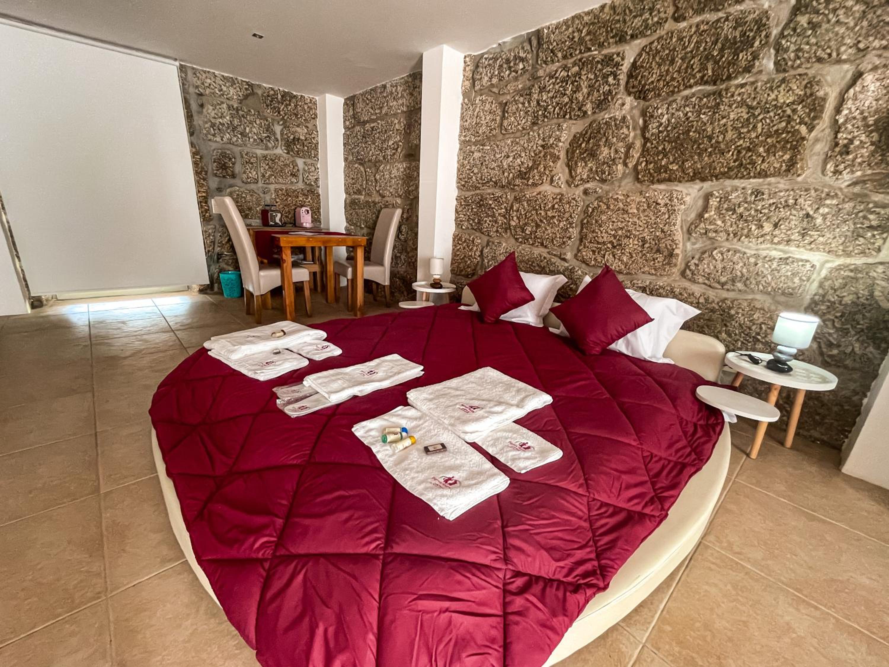 Deluxe Double Room with Shower - Photo 10