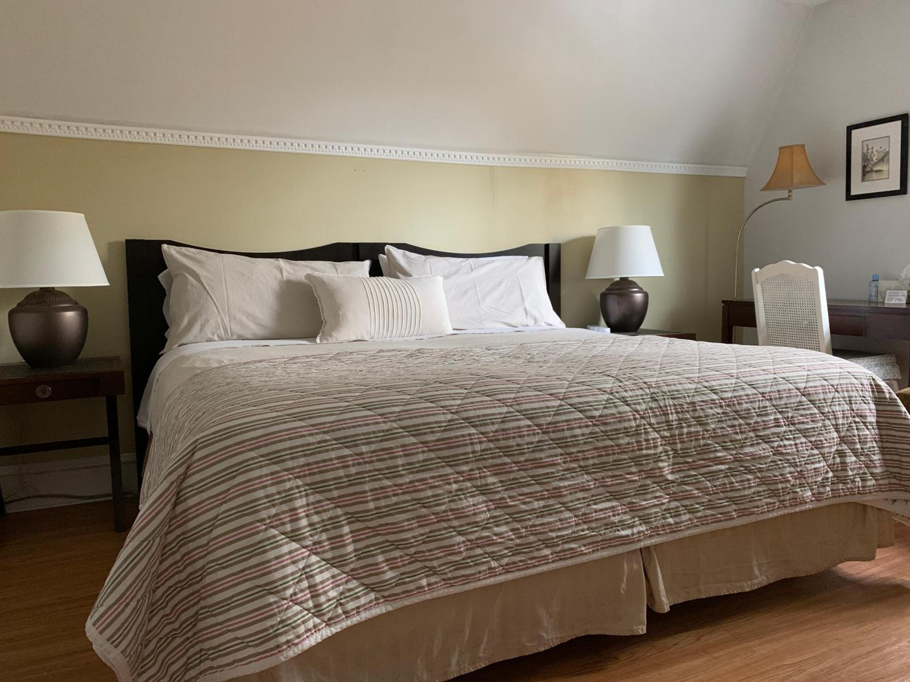 Queen Room with Private External Bathroom  photo 2