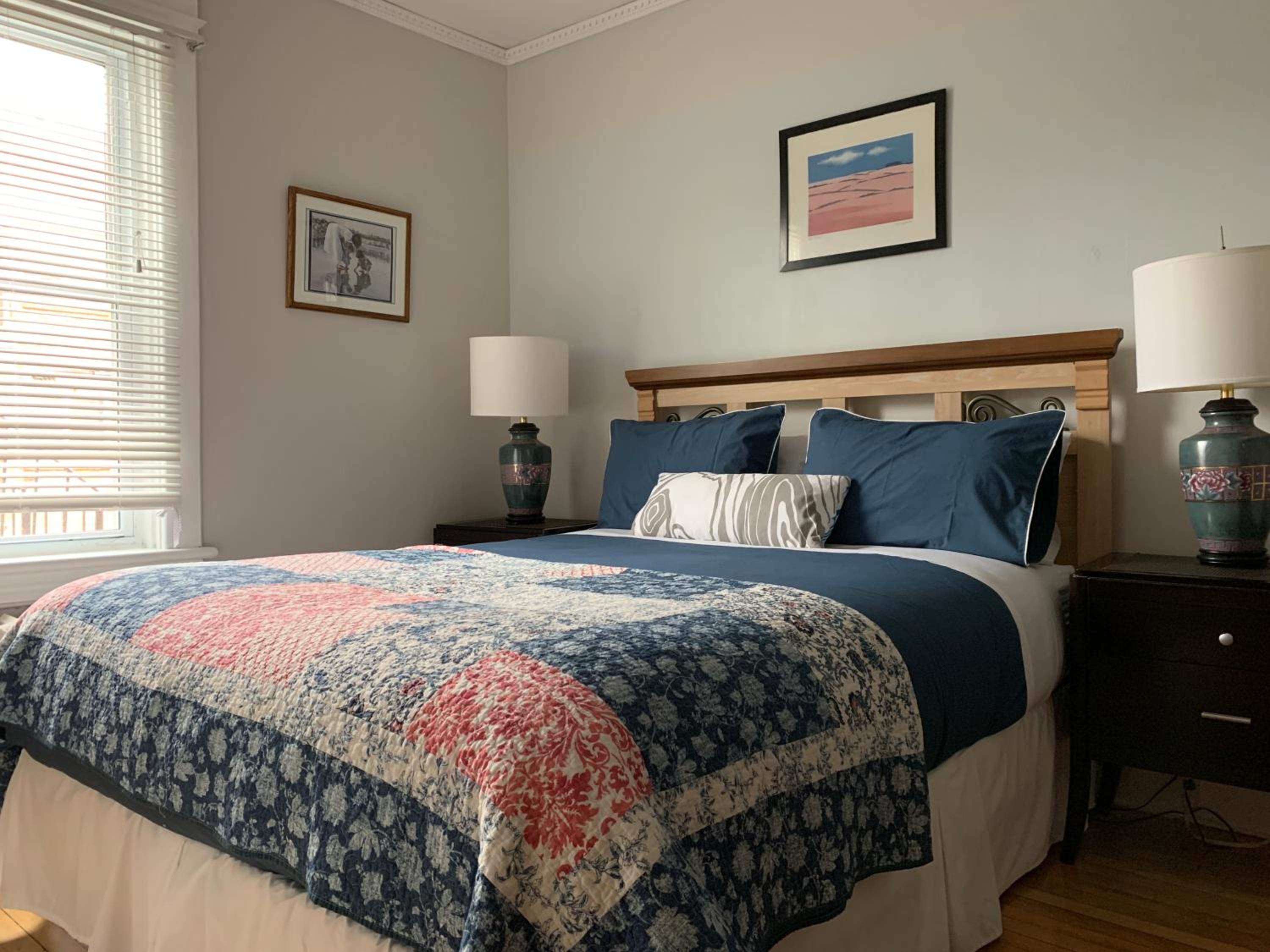 Queen Room with Private Bathroom photo 1