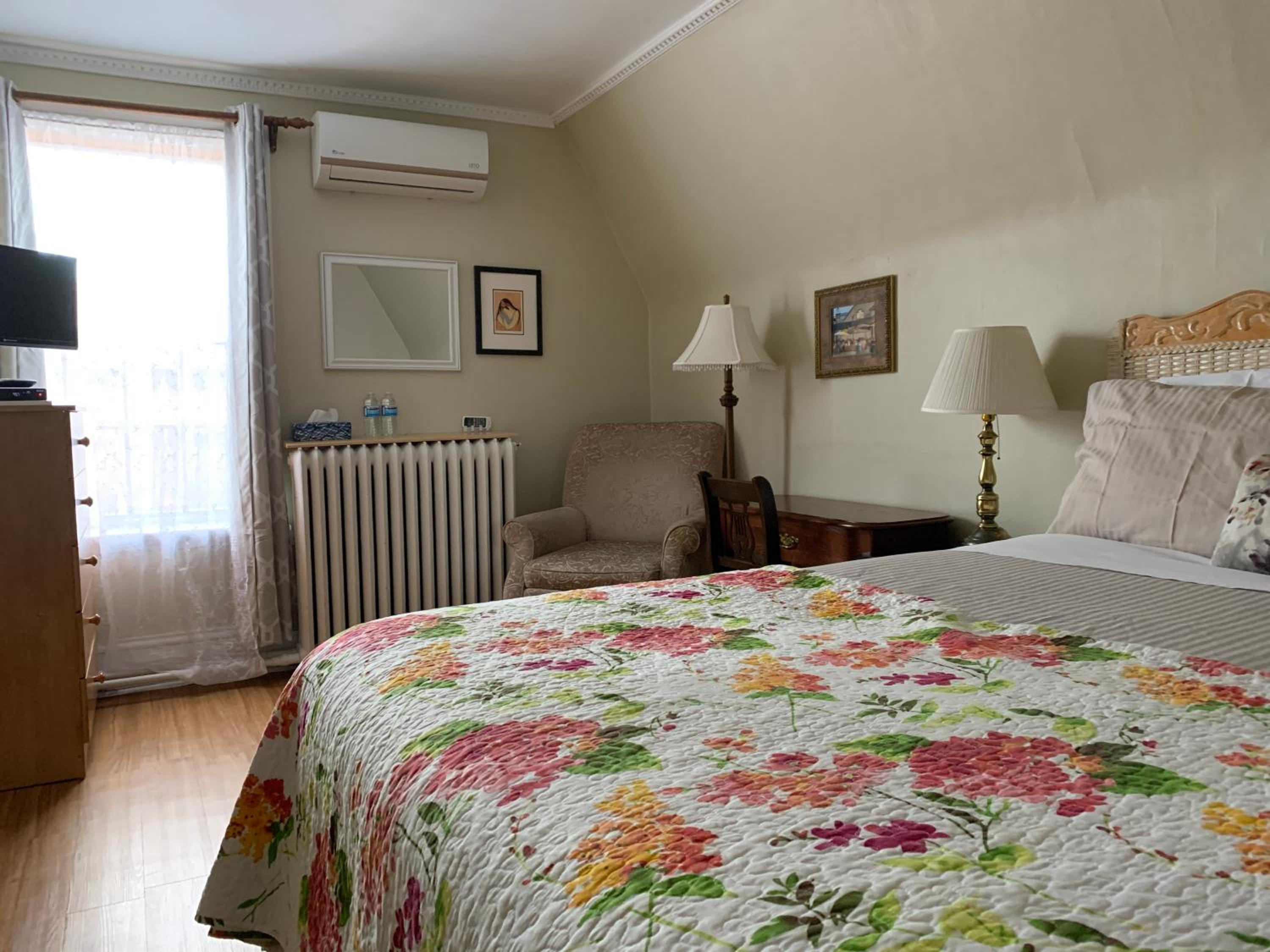 Queen Room with Private Bathroom photo 2