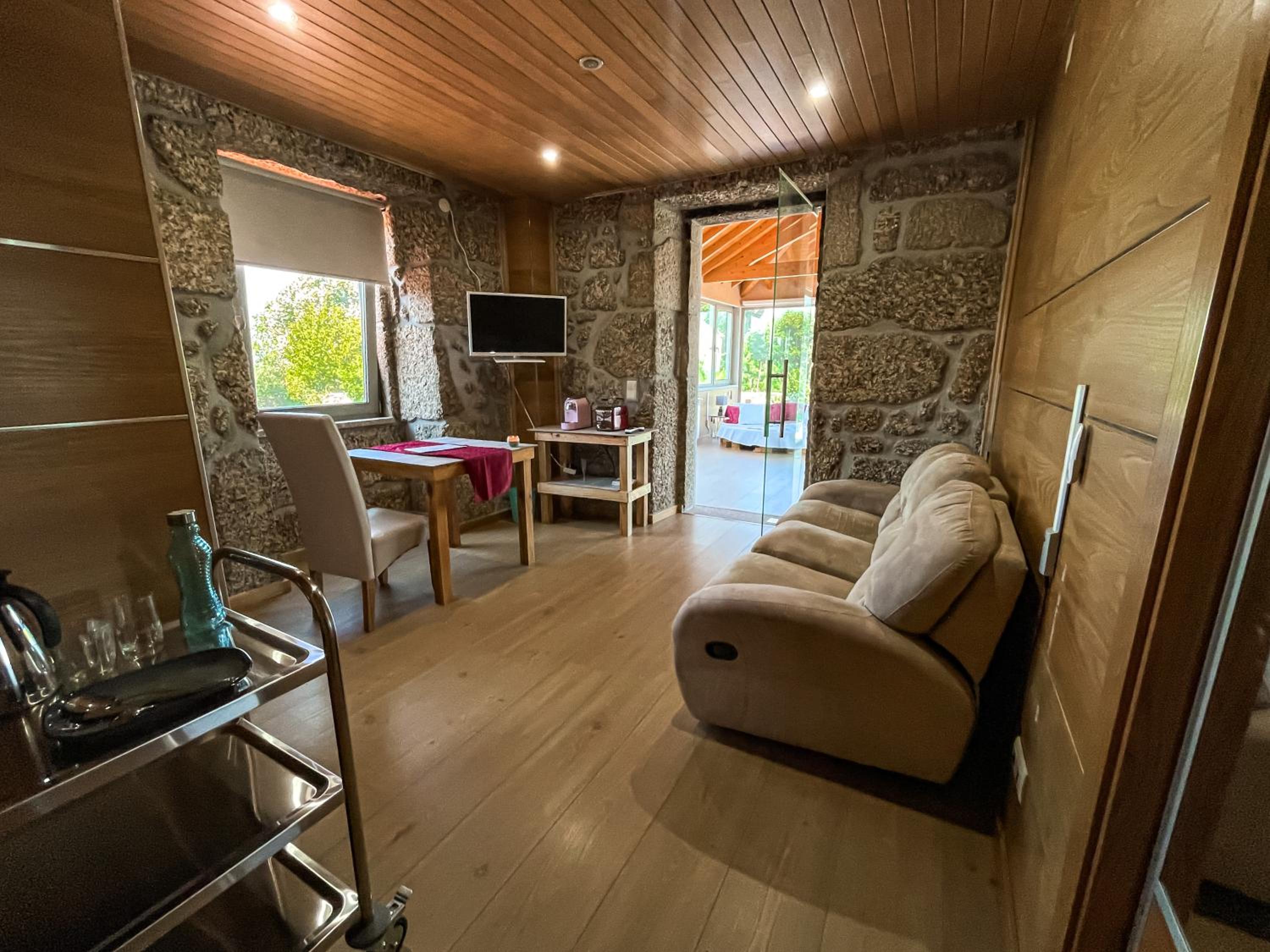 King Room with Pool View - Photo 6