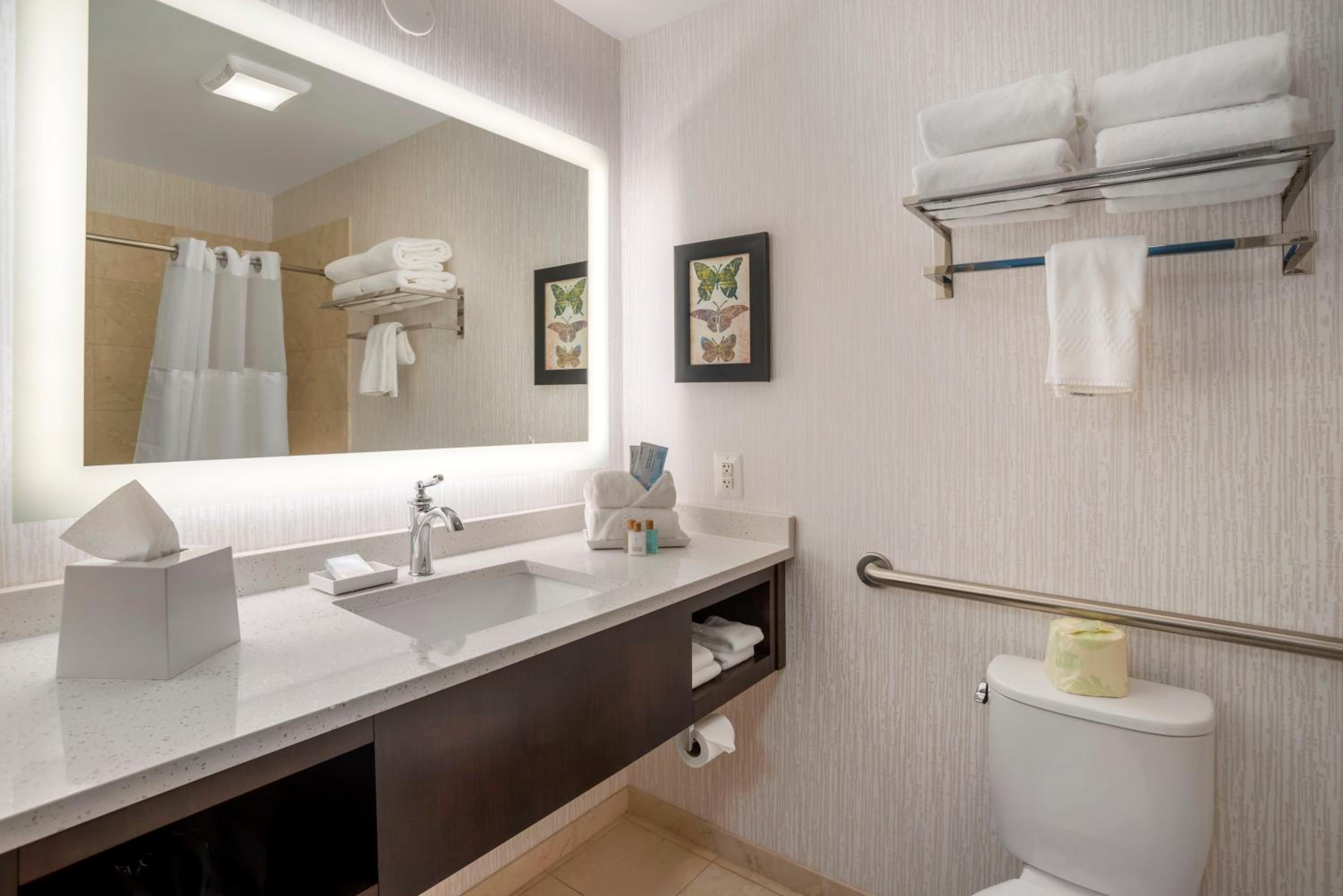 Quadruple Room - Disability Access - Photo 12