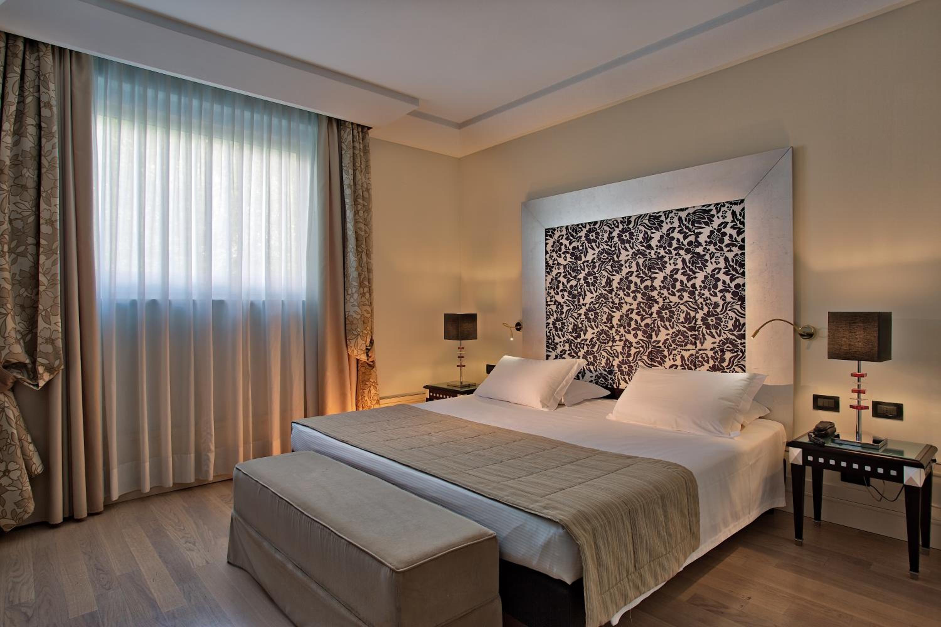 Deluxe King Room - Photo 8