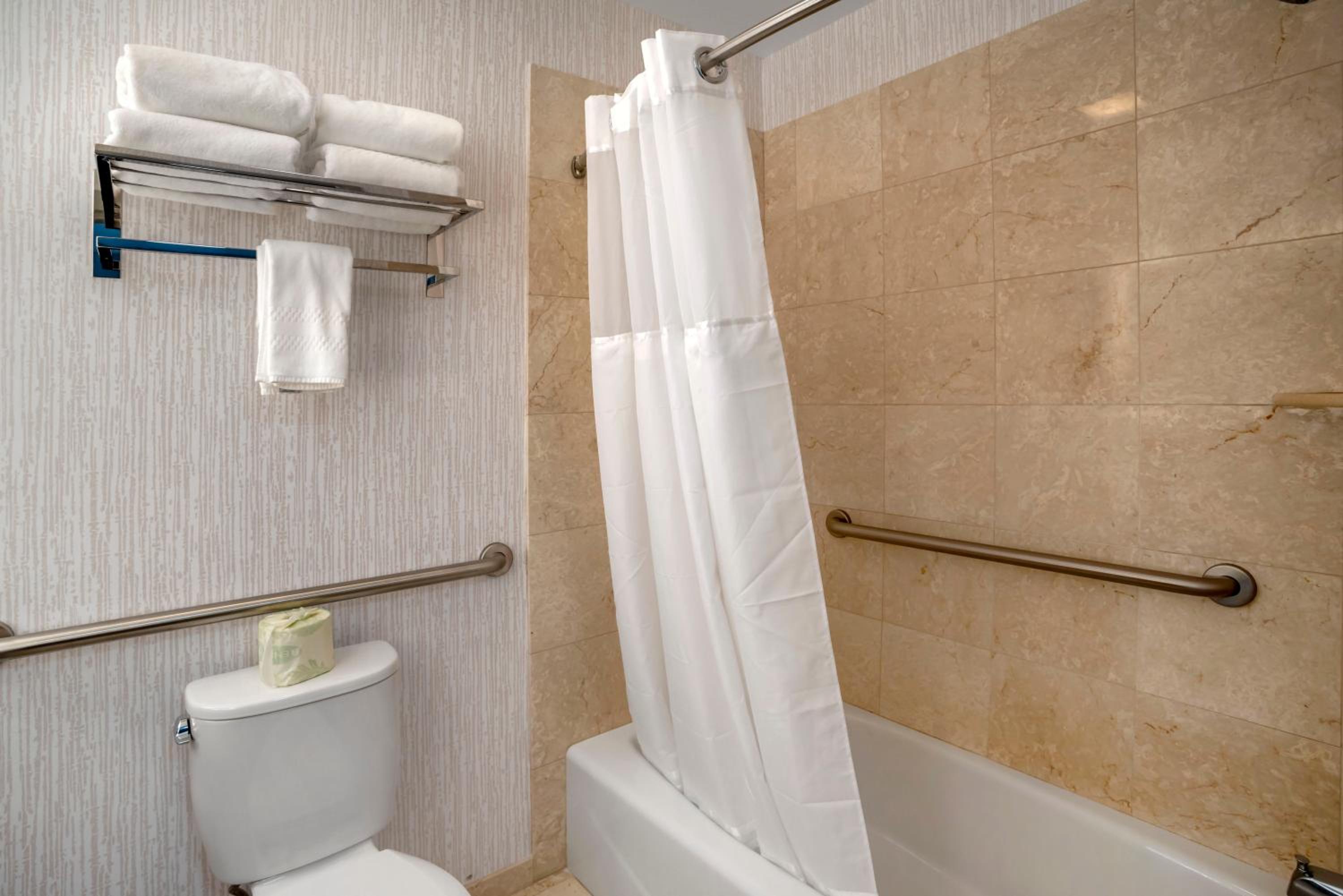 Quadruple Room - Disability Access - Photo 14