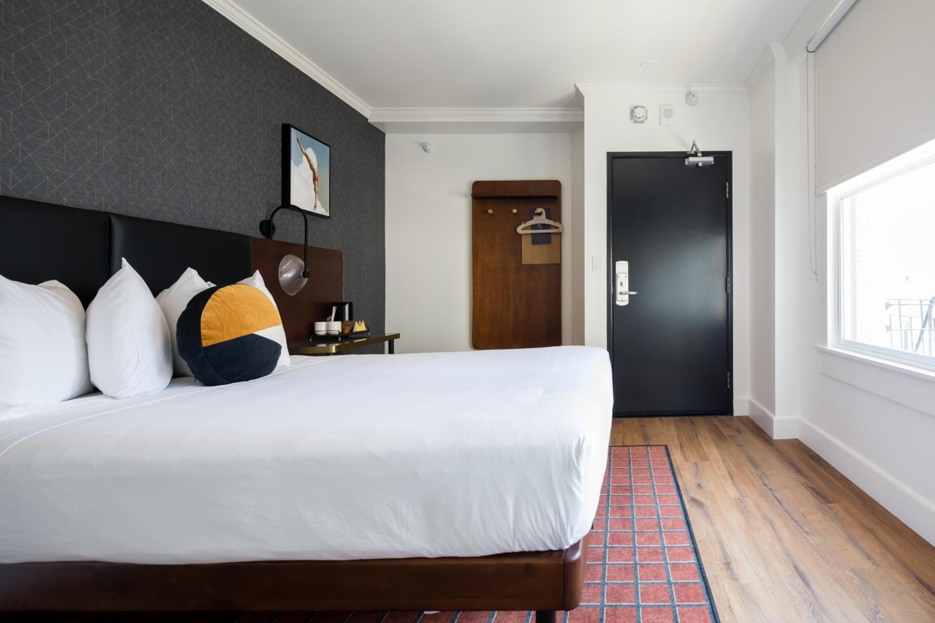 Deluxe Room with a Queen Bed - Photo 8