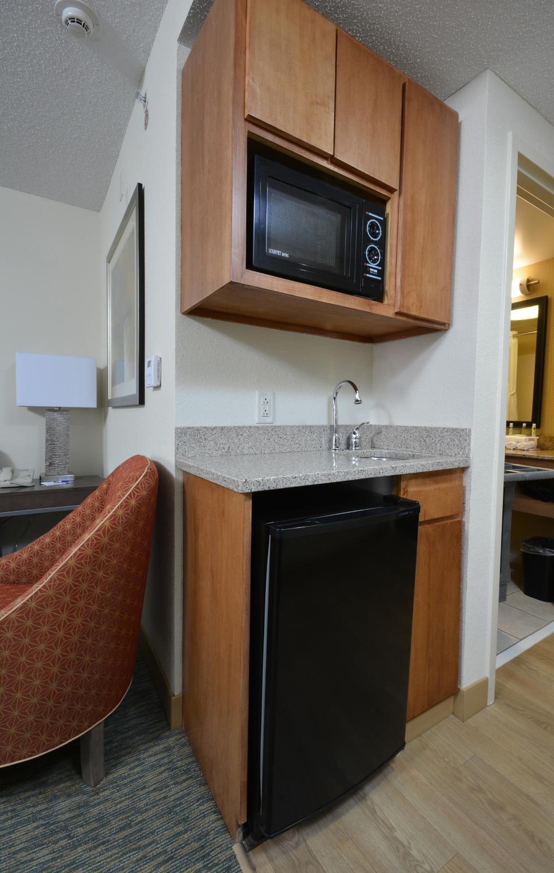 King Suite - Non-Smoking - Photo 4