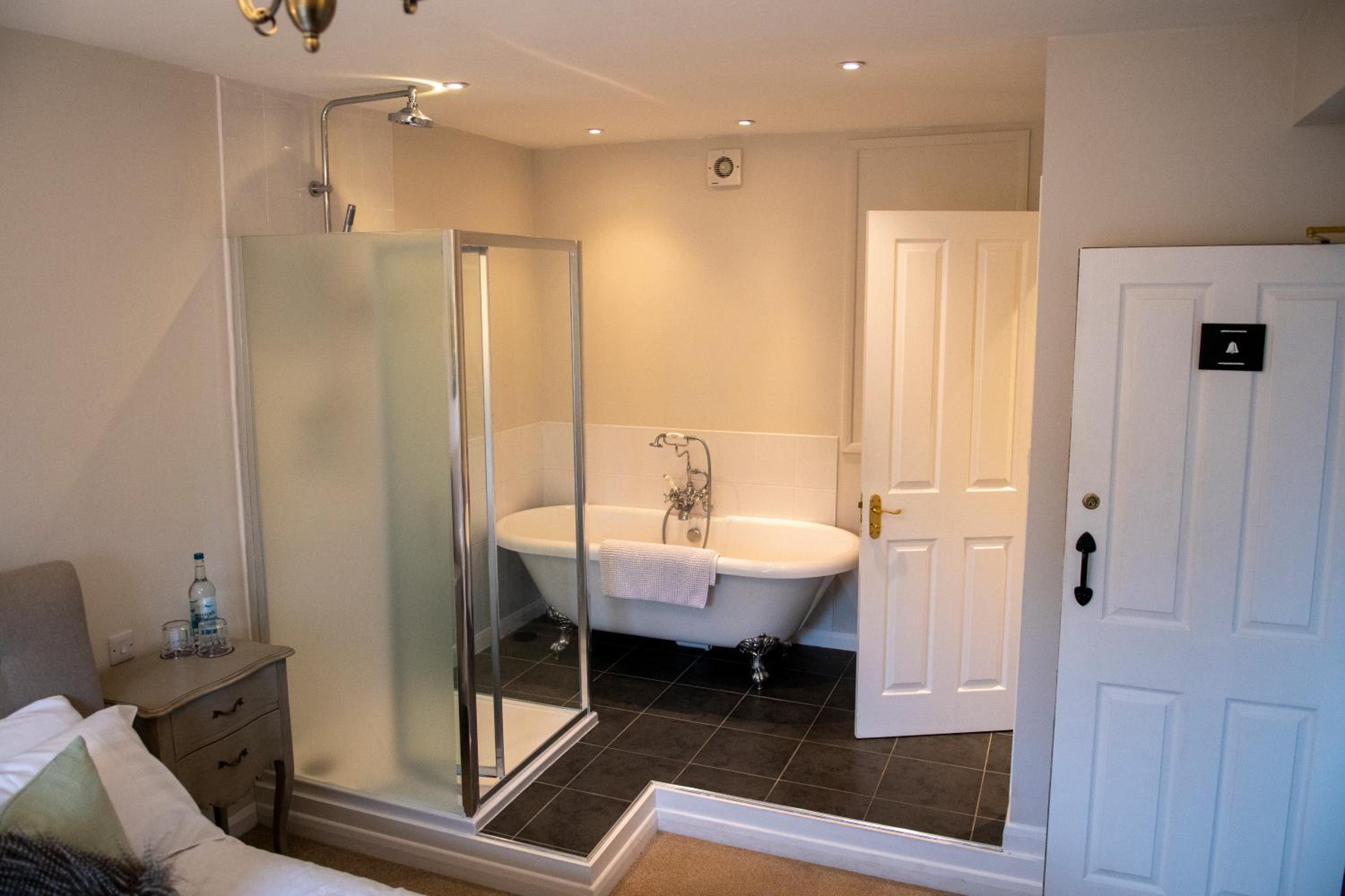 Deluxe King Room - Photo 7