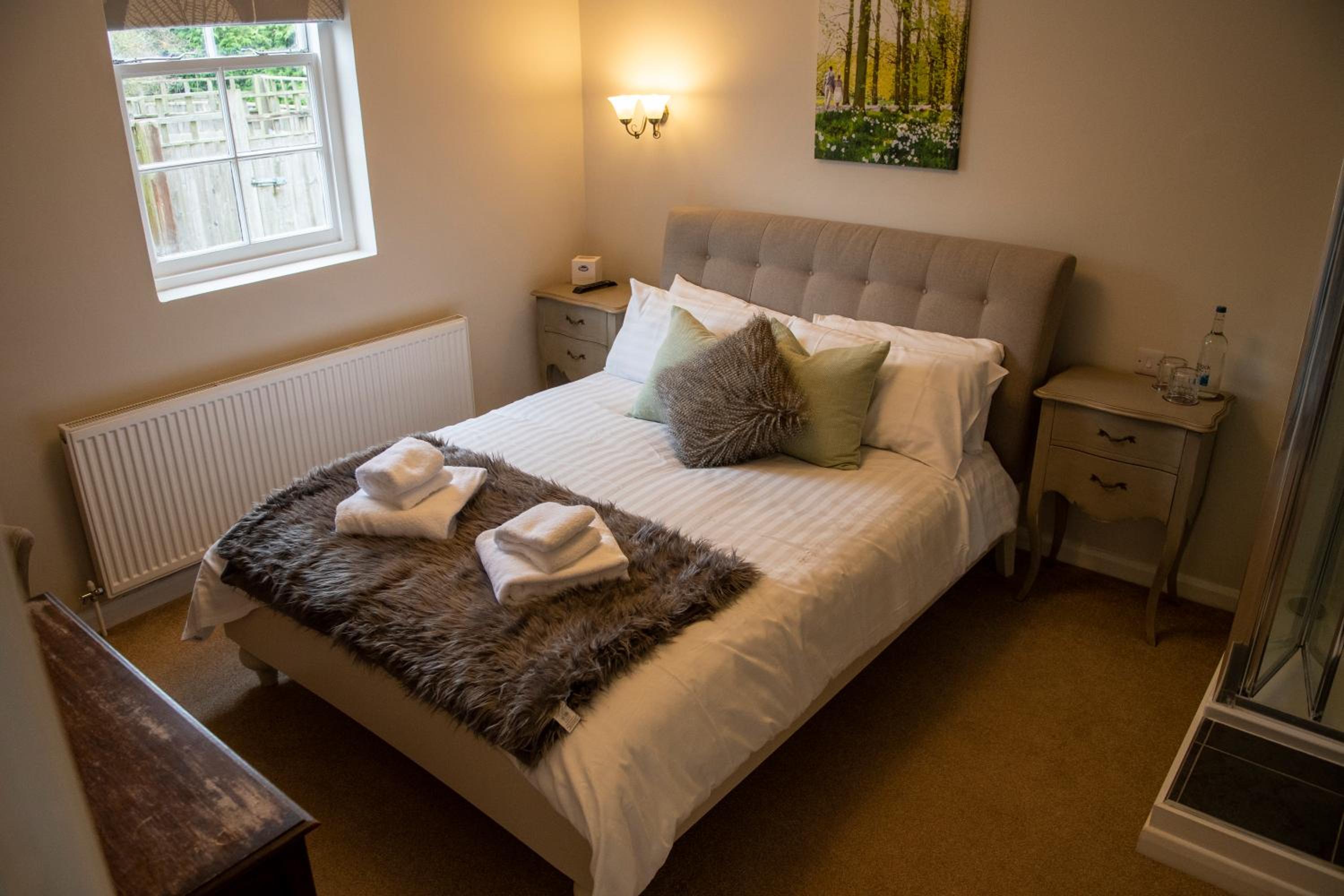 Deluxe King Room - Photo 8