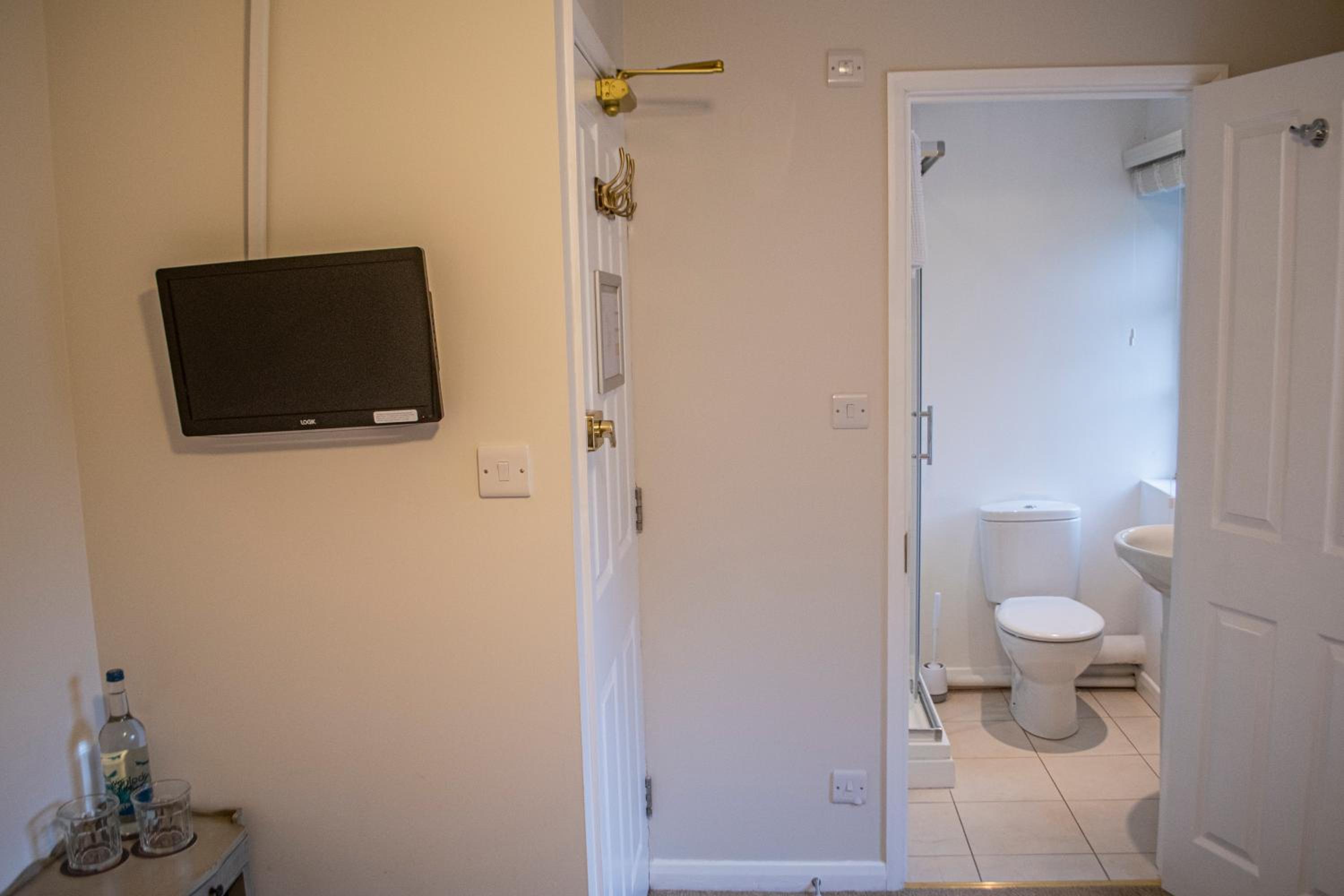 Standard Twin Room - Photo 6
