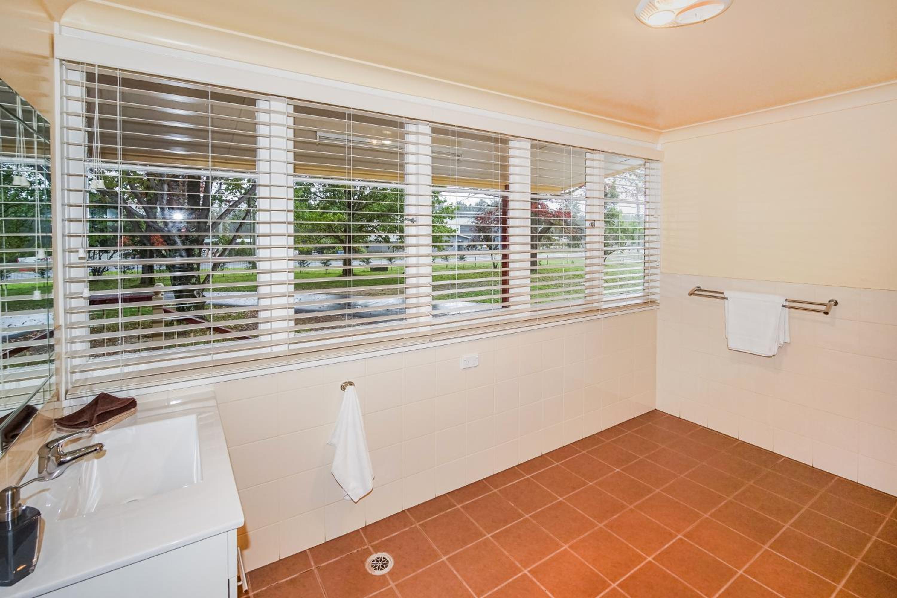 Three-Bedroom Cottage - Photo 5