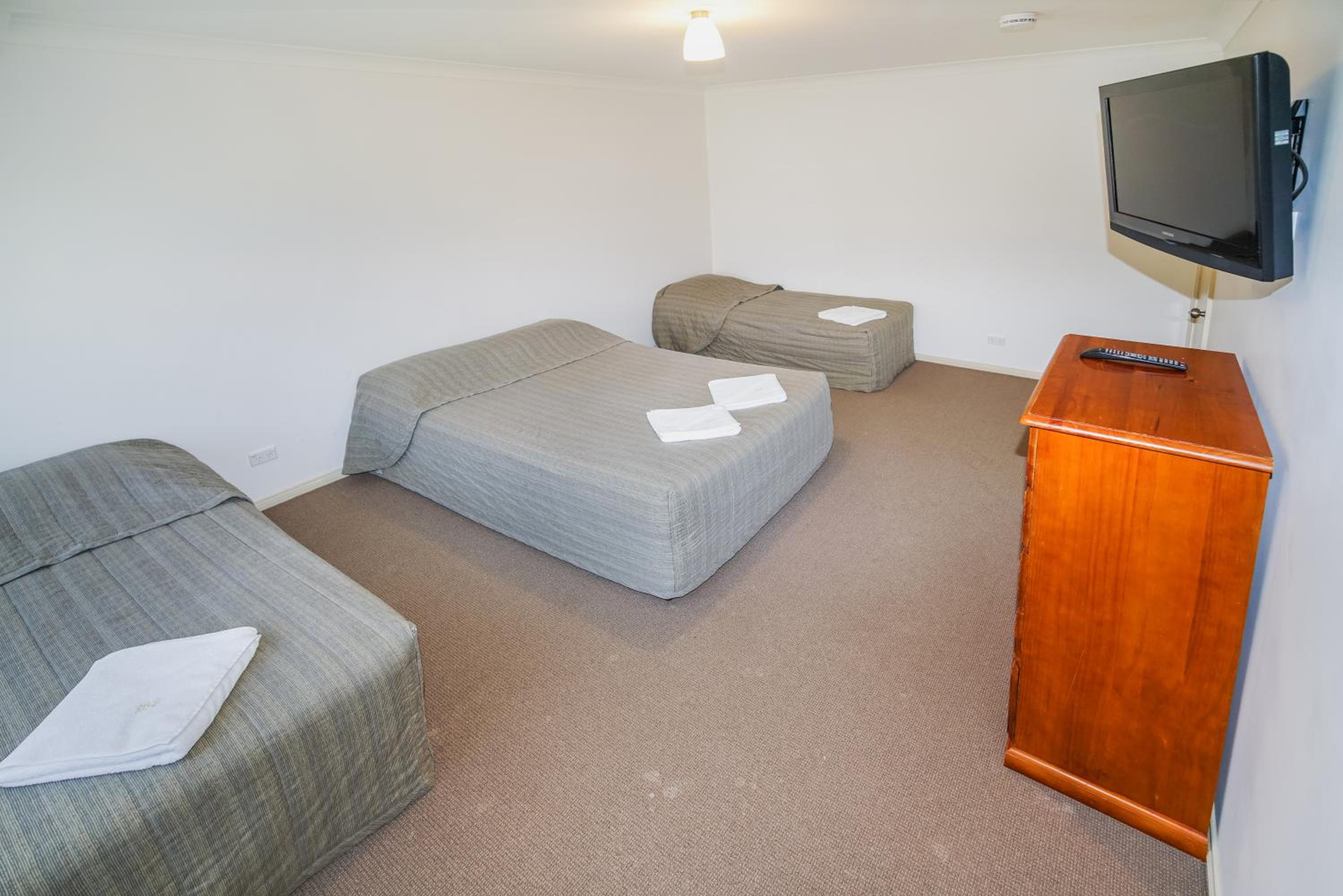 Three-Bedroom Cottage - Photo 12