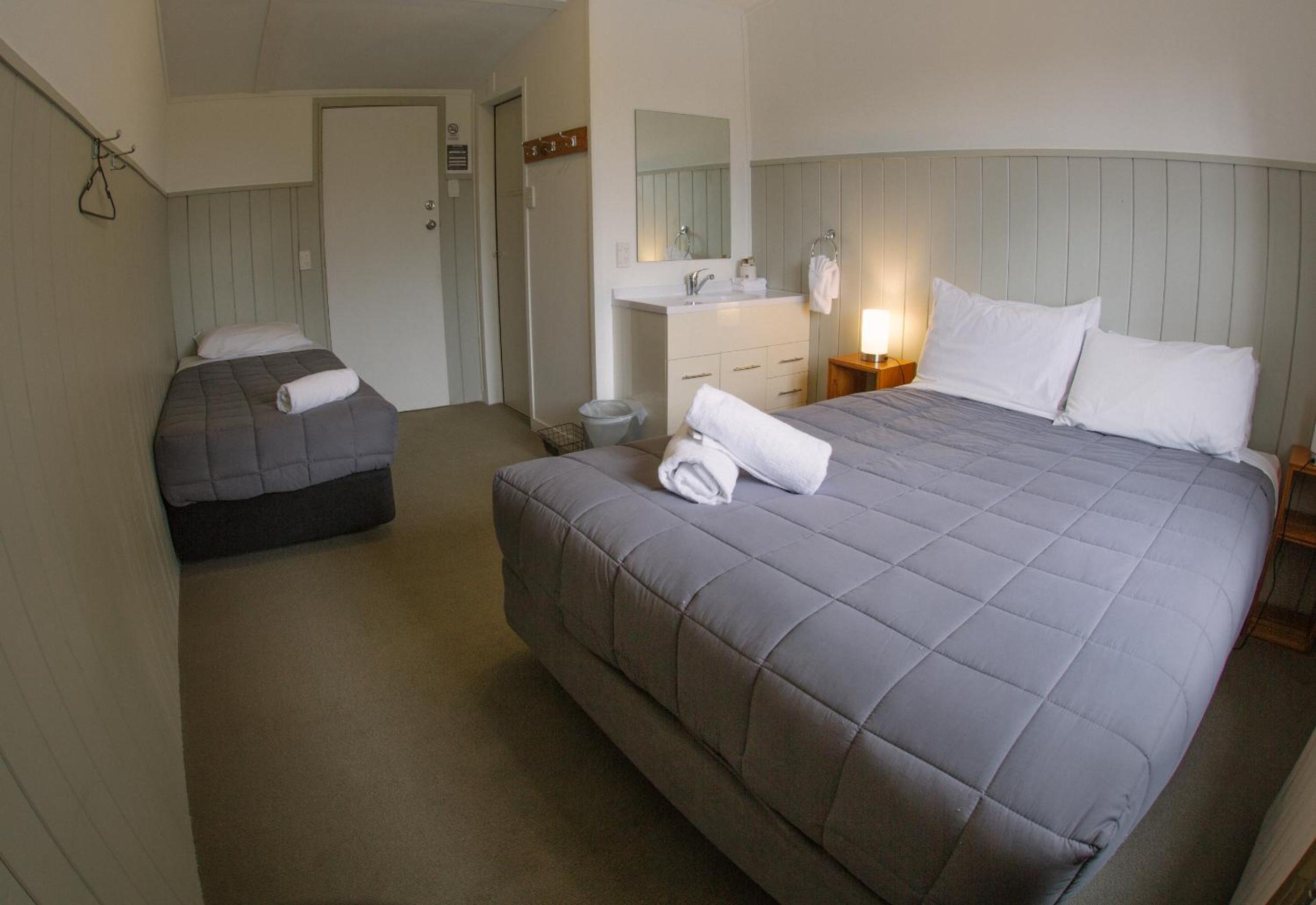 Queen Room with 1 Queen Bed and 1 Single photo 1