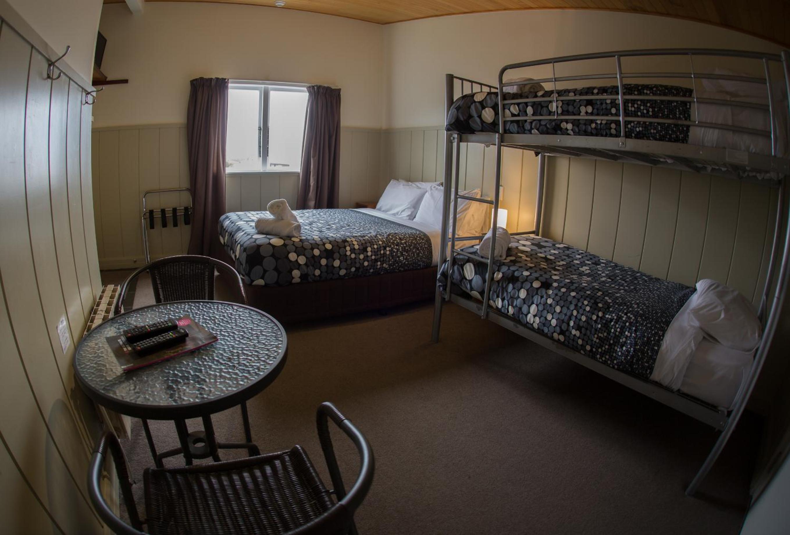 Queen Room with 1 Queen Bed and 2 Bunk Beds photo 1