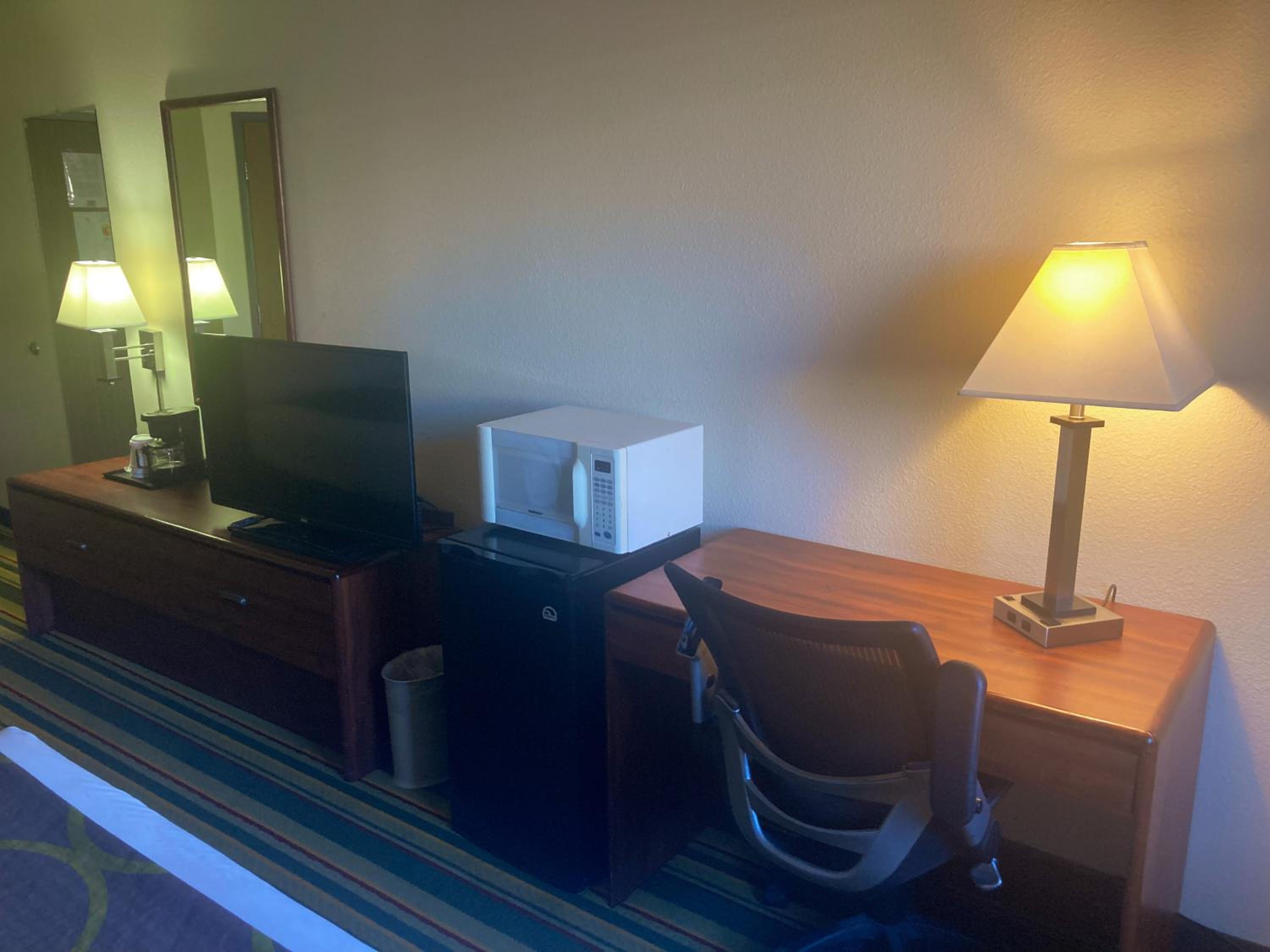 Queen Room with Two Queen Beds - Non-Smoking - Photo 13