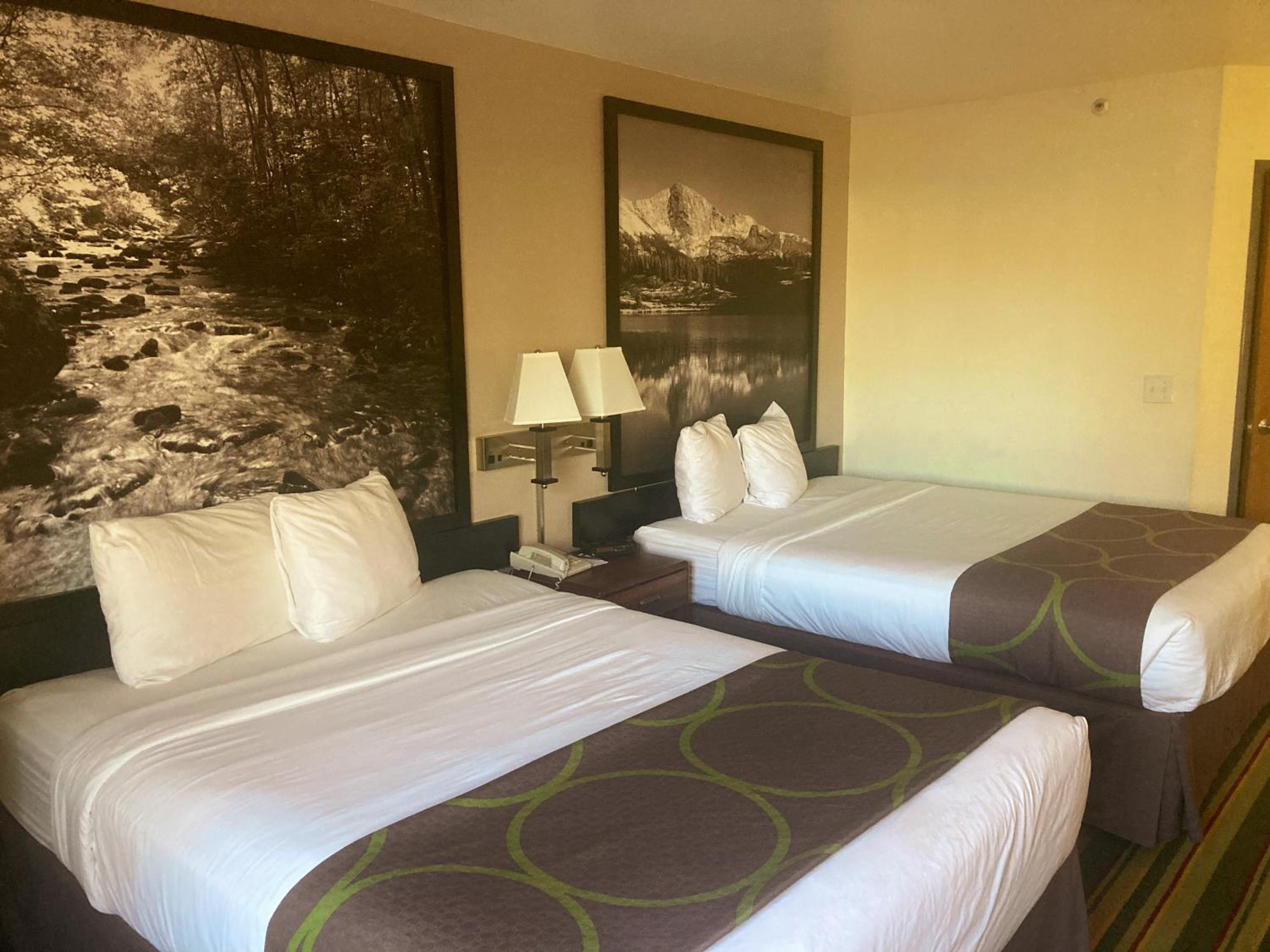 Queen Room with Two Queen Beds - Non-Smoking - Photo 3