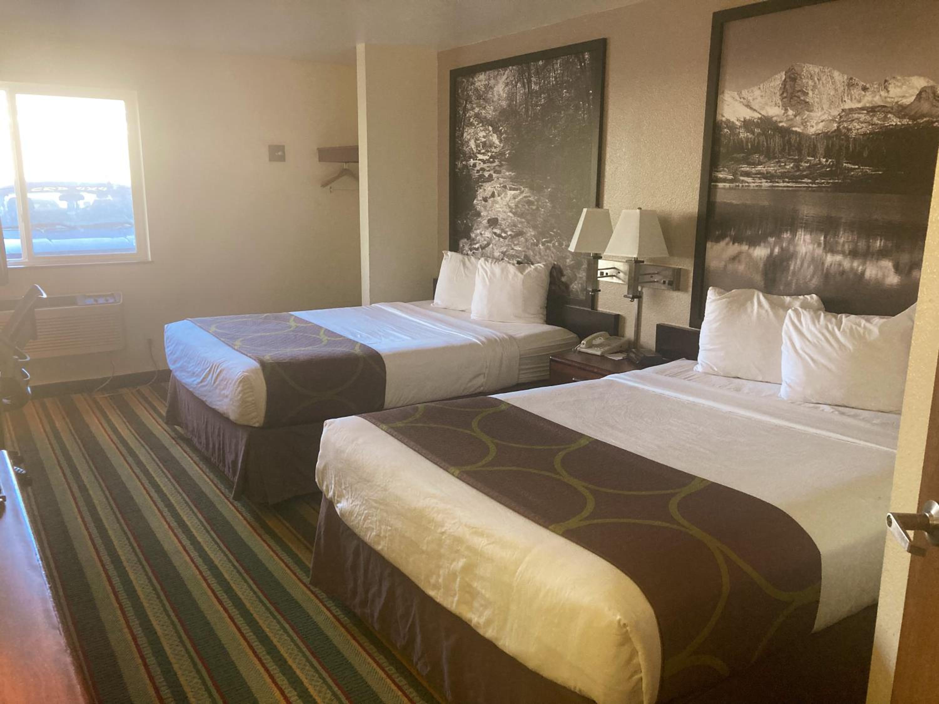 Queen Room with Two Queen Beds - Non-Smoking - Photo 4