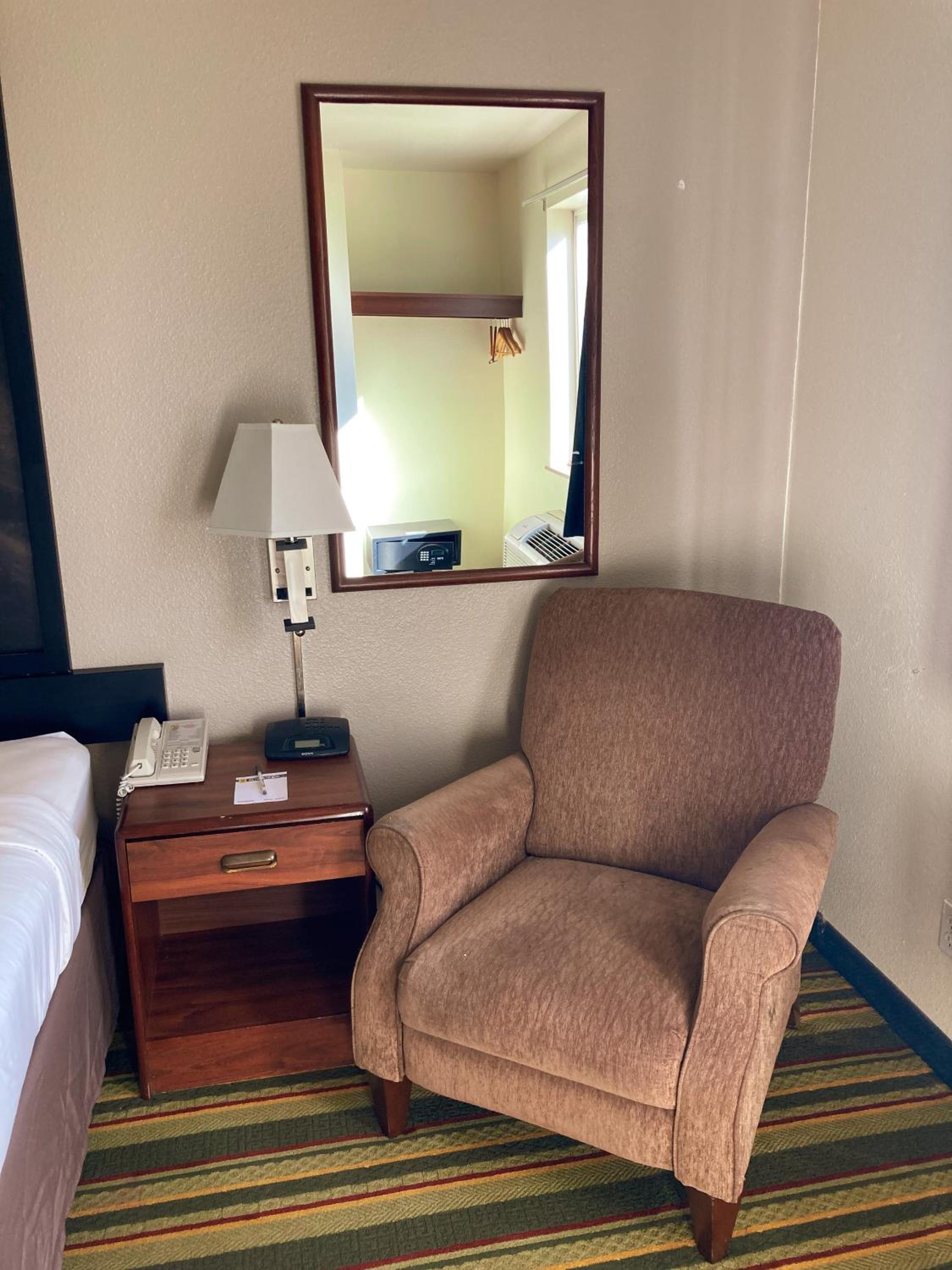 King Room - Non-Smoking - Photo 5