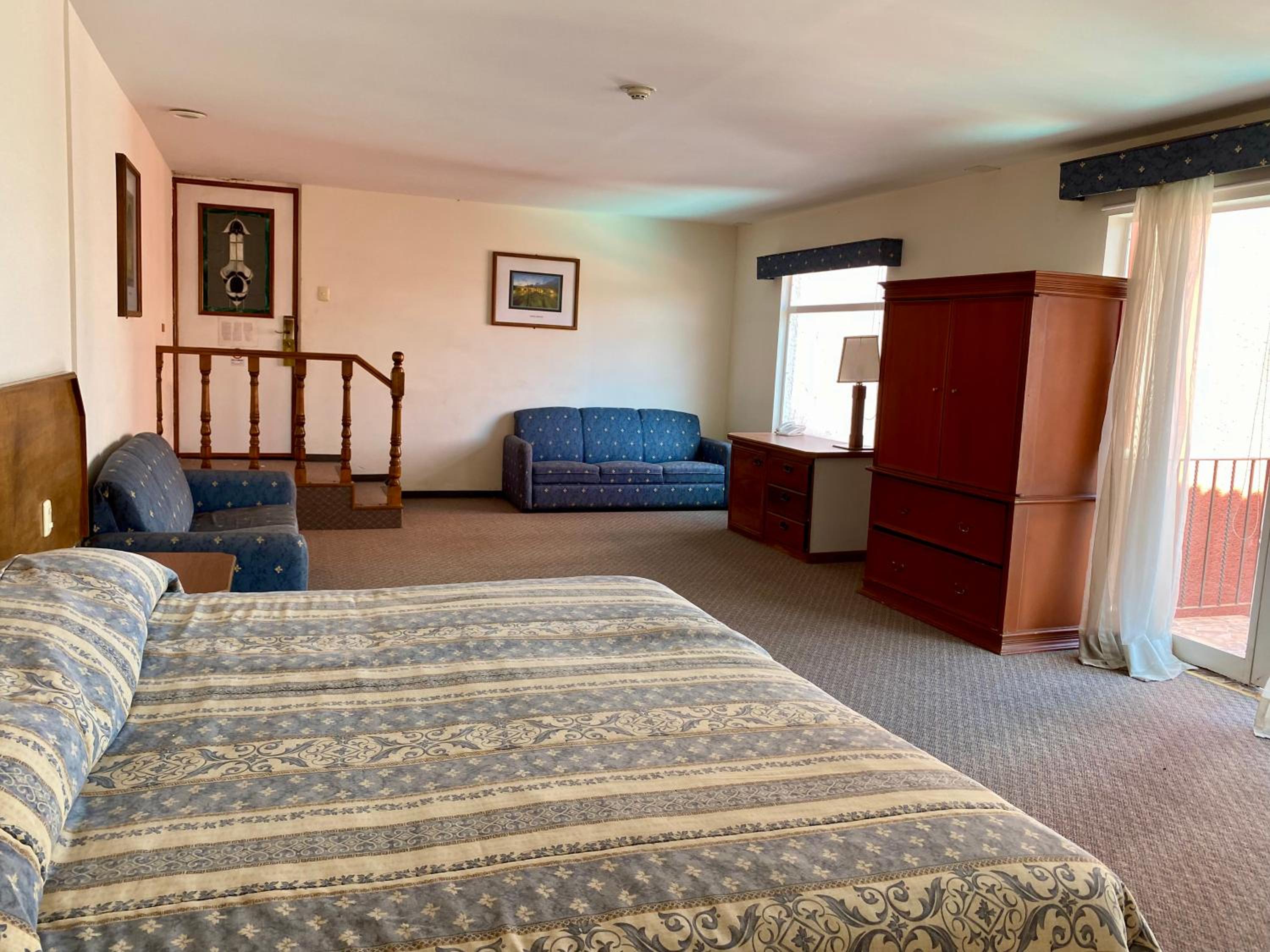 King Room with Balcony - Photo 4