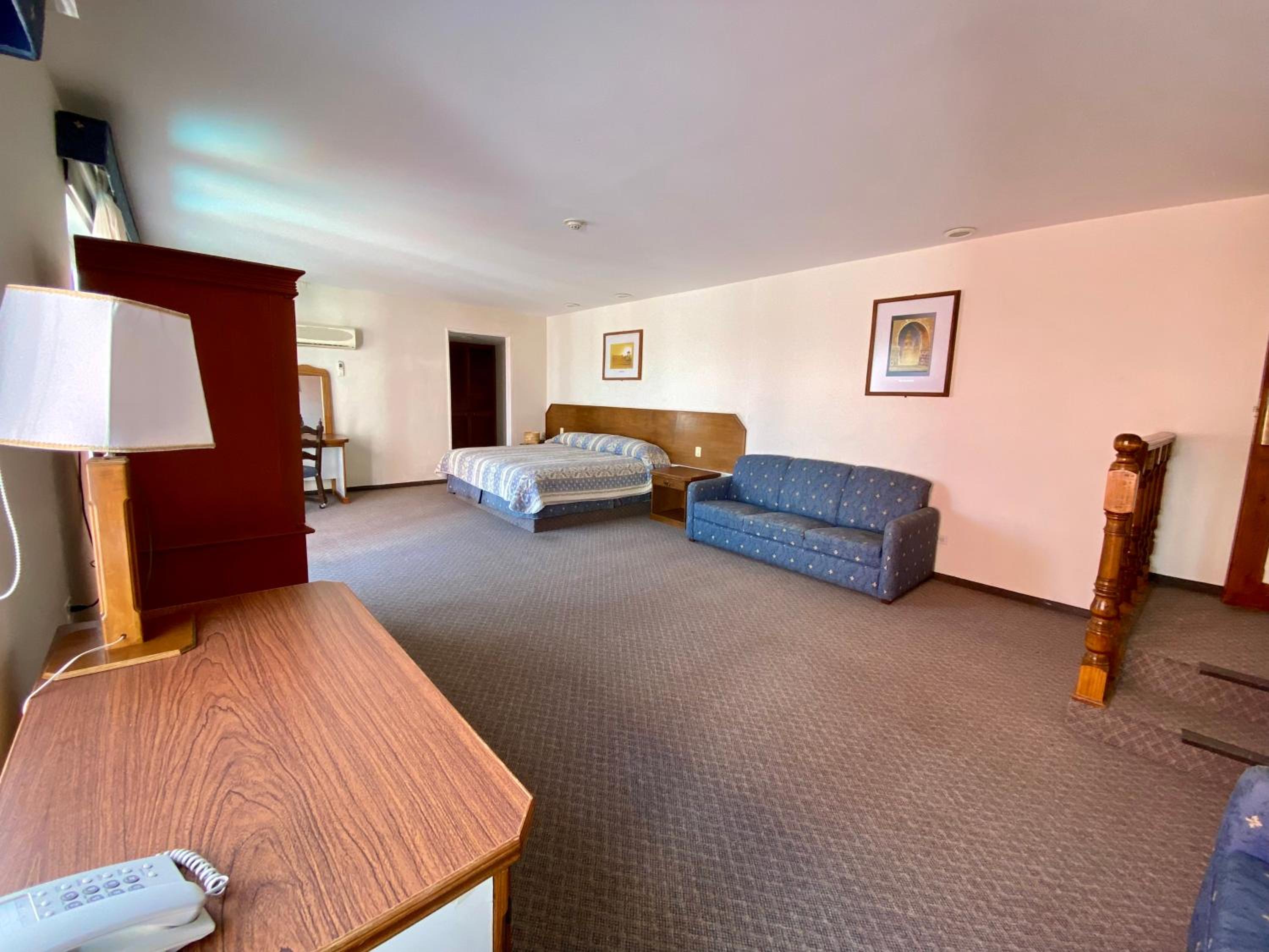 King Room with Balcony - Photo 3