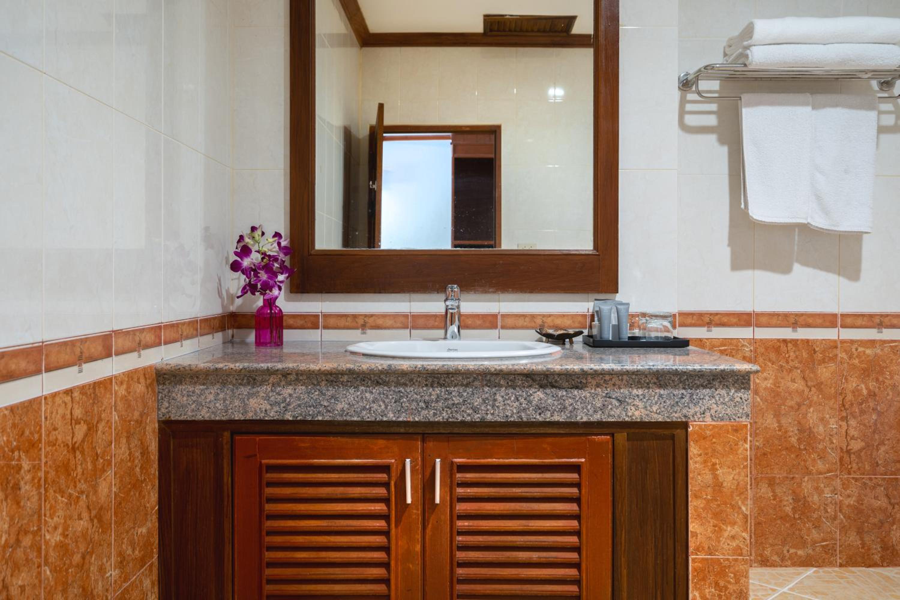 Superior King Room - Photo 12