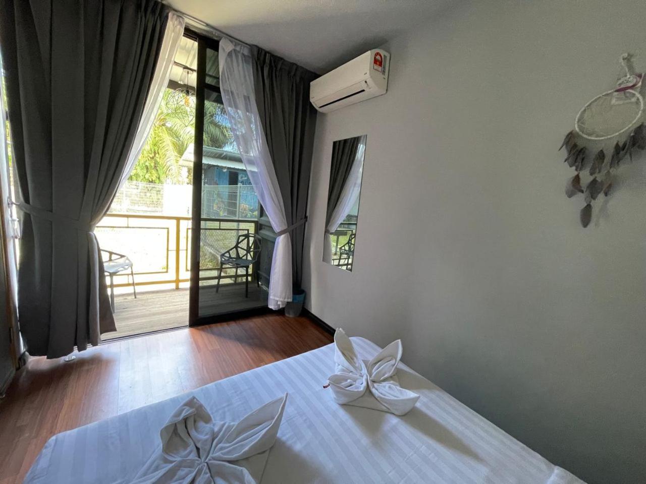 Queen Room with Balcony photo 2