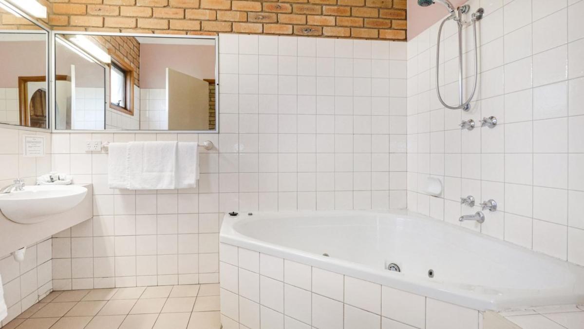 Double Room with Spa Bath - Photo 3
