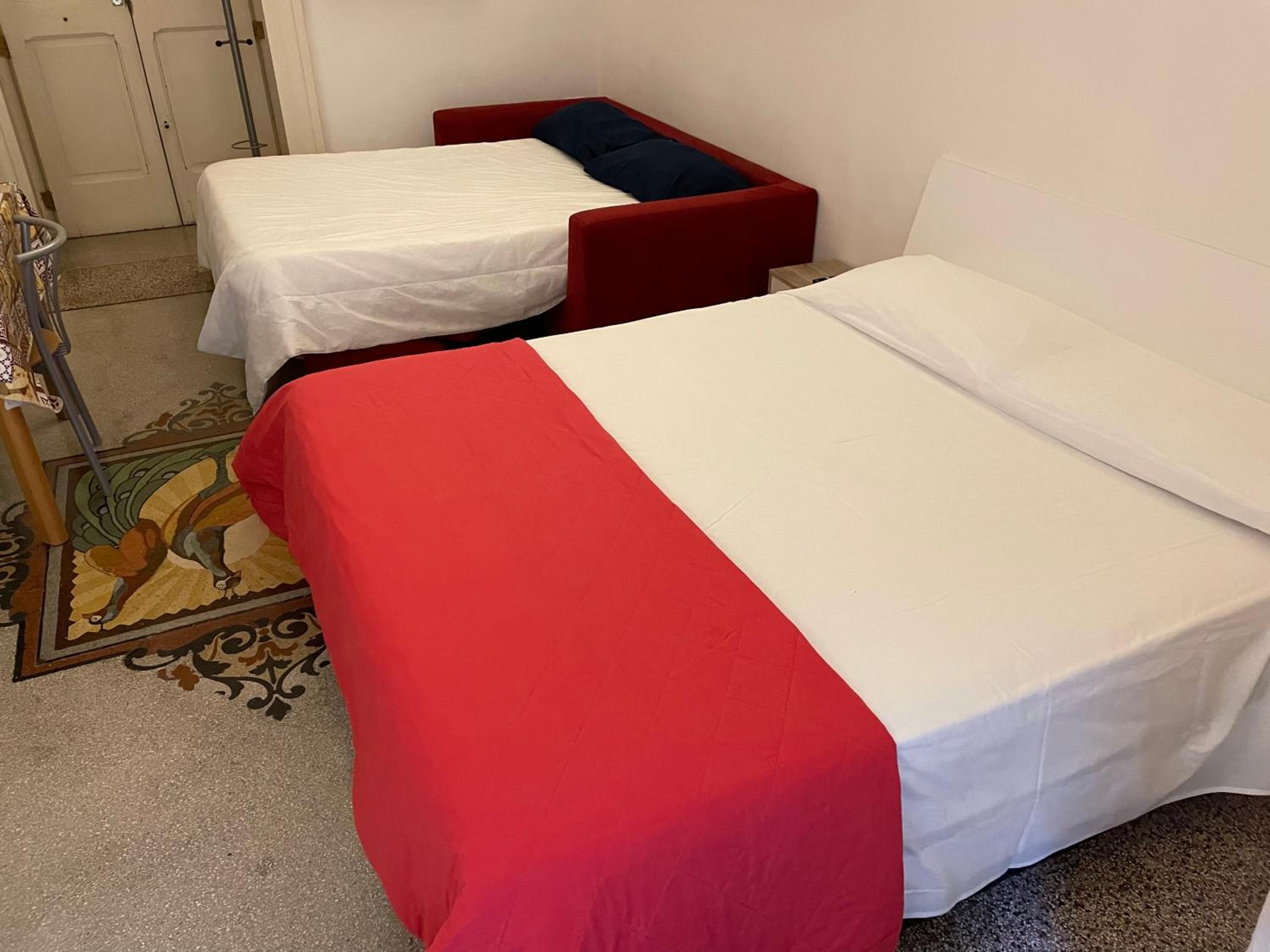 One-Bedroom Apartment - Photo 2