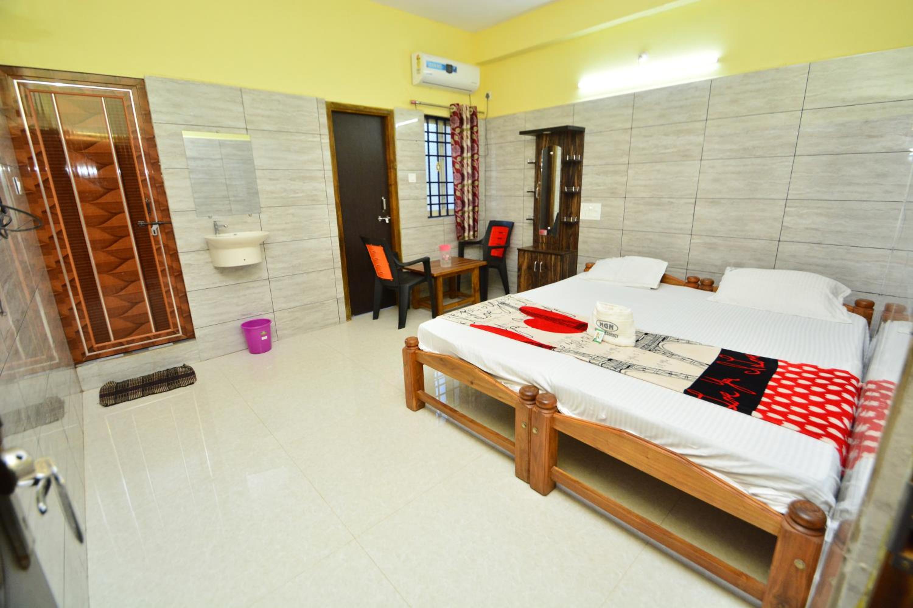 Deluxe Double Room with Balcony - Photo 4