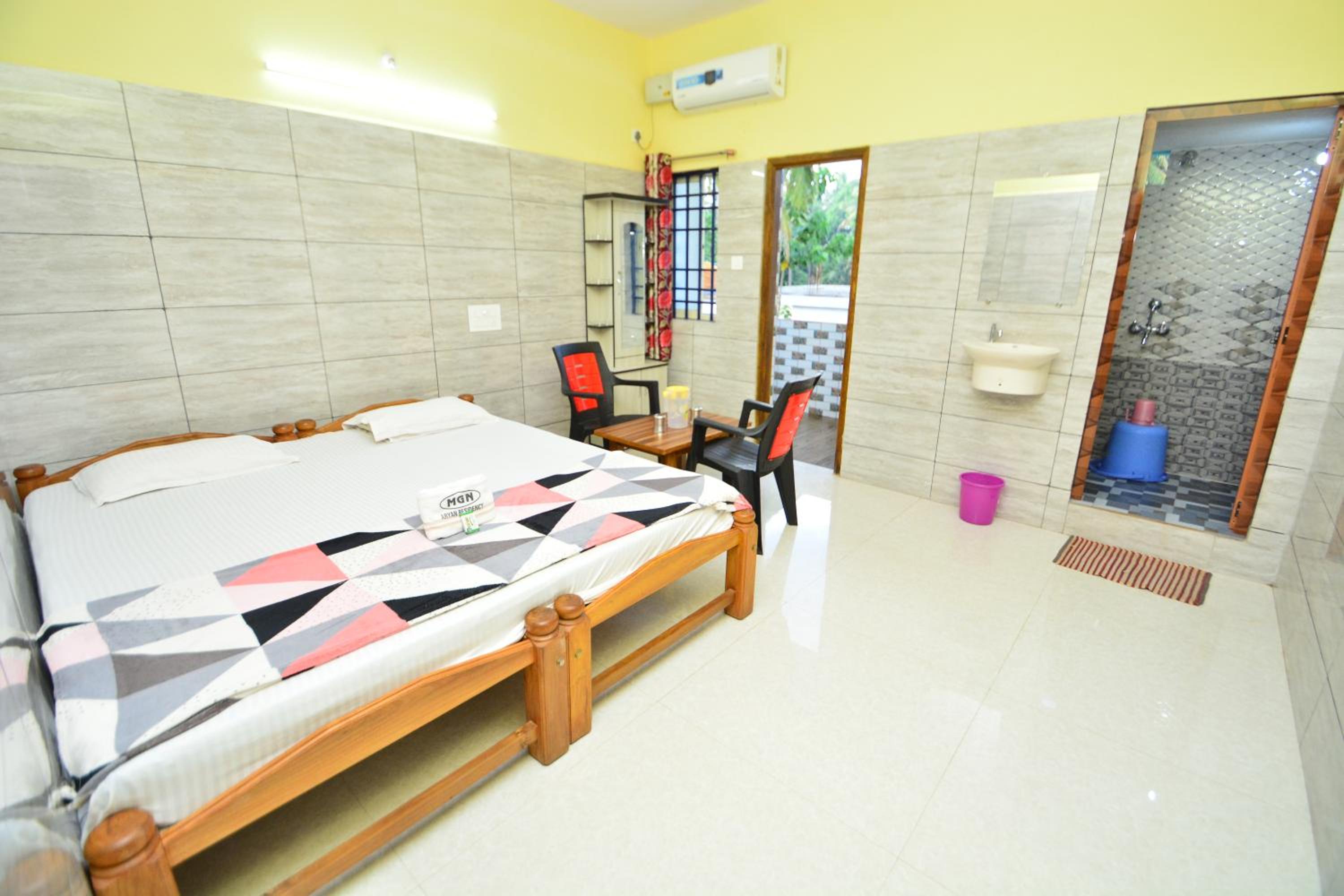 Deluxe Double Room with Balcony - Photo 10
