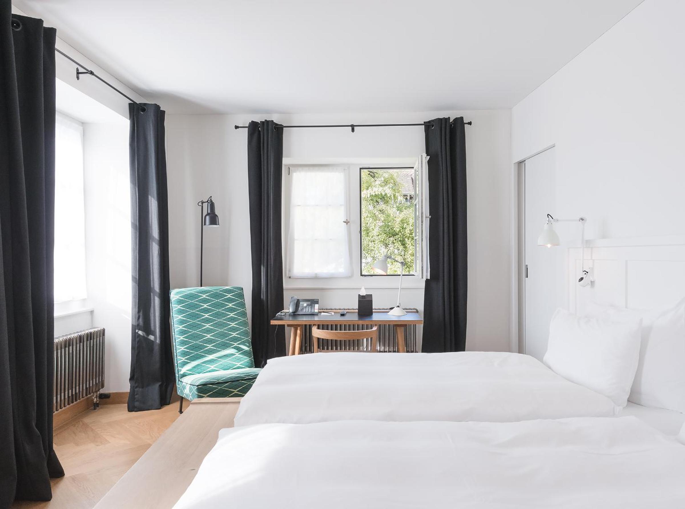 Large Double Room thumbnail 5