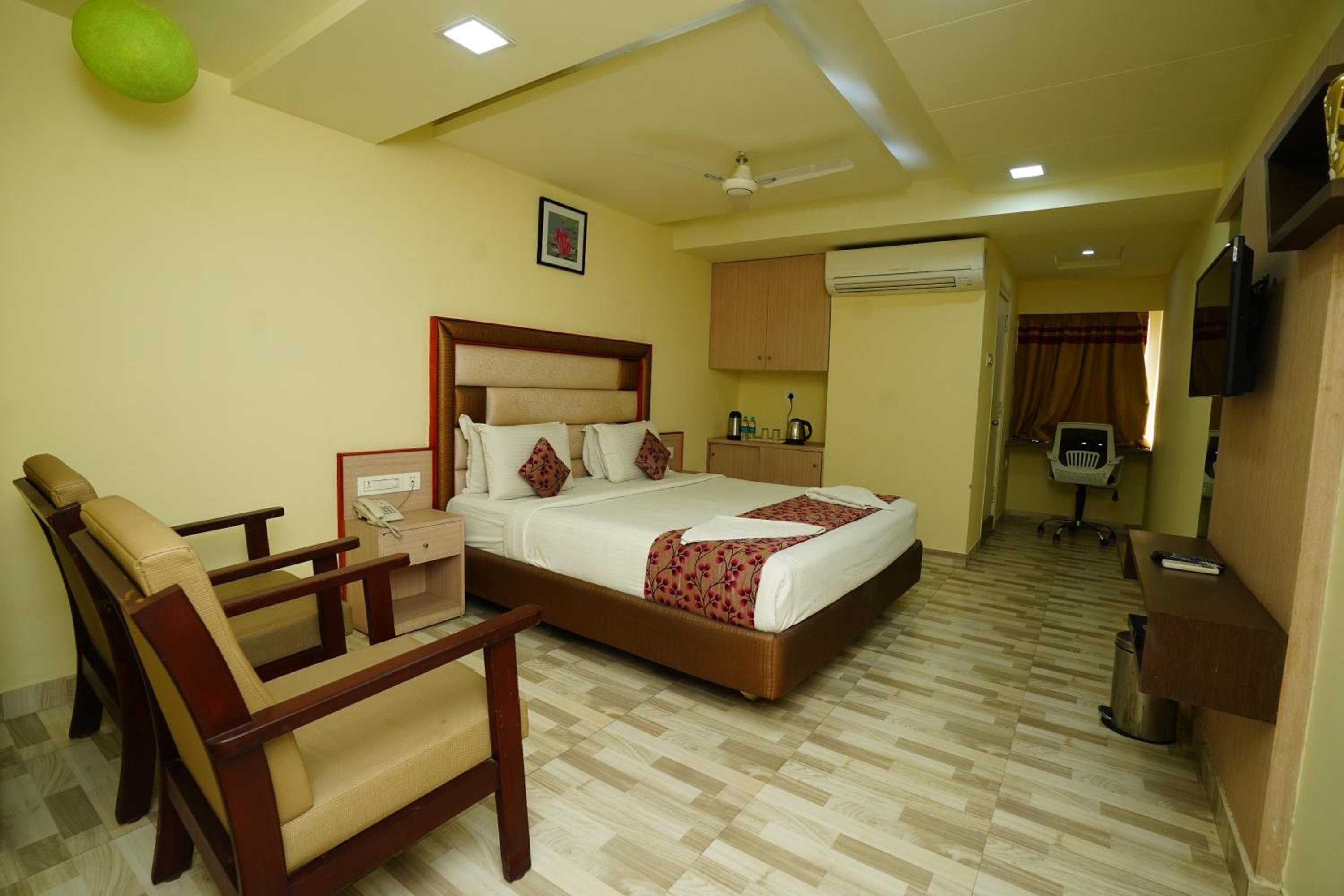 Suite - Photo 1